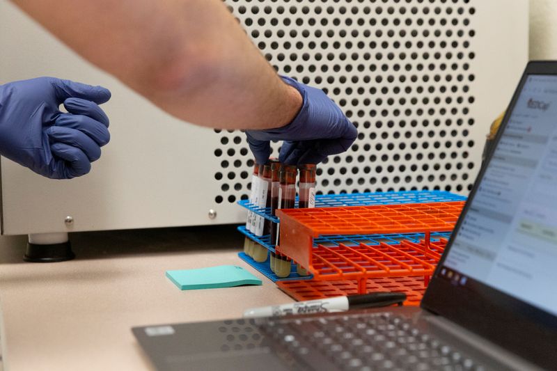 Un investigador de la Universidad de Arizona preparando unas muestras de sangre para un estudio de anticuerpos al coronavirus. 
Jul 10, 2020  (REUTERS/Cheney Orr)