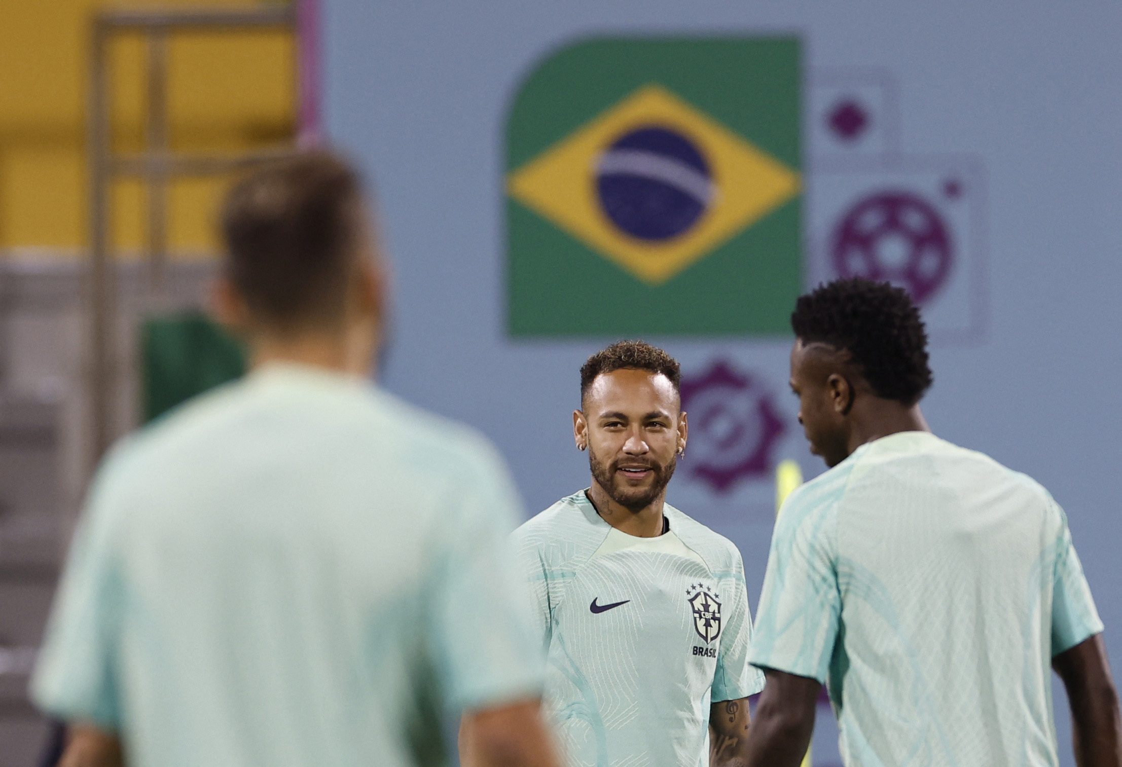 La estrella de la selección de Brasil Neymar durante un entrenamiento en Doha este miércoles (REUTERS/Amanda Perobelli)