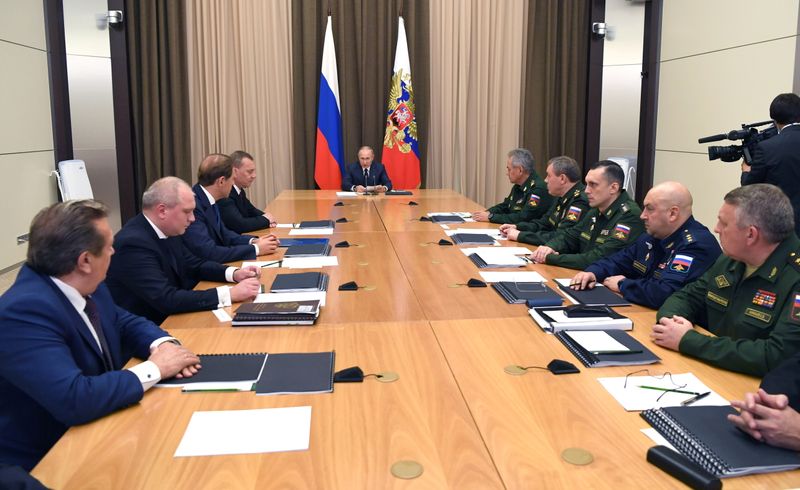 Foto de archivo de Putin en una reunión con los altos mandos militares y ejecutivos de la industria de defensa en Sochi, Rusia (REUTERS)