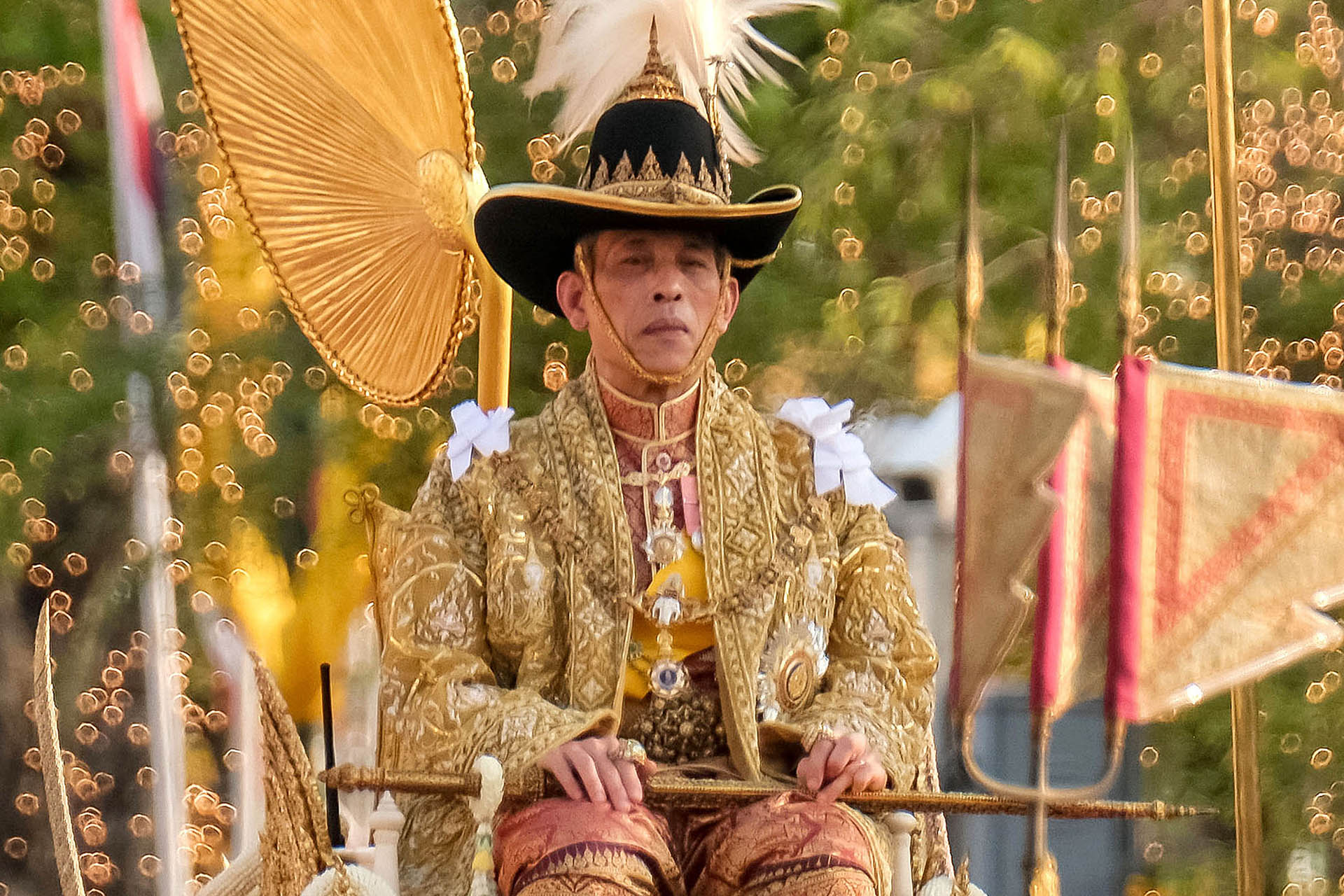 Archivo: El recién coronado rey de Tailandia, Maha Vajiralongkorn, es llevado en un palanquín dorado durante la procesión de coronación el 5 de mayo de 2019 en Bangkok, Tailandia (Photo by Linh Pham/Getty Images)