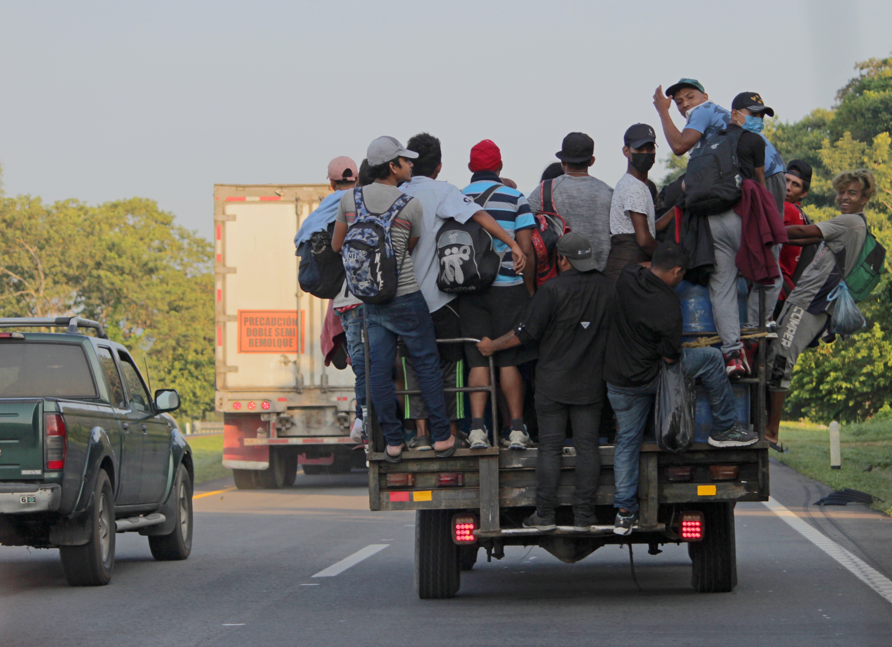 Fotografía de archivo que muestra a un grupo de migrantes viajando en un vehículo durante una caravana que se dirige a Ciudad de México, en el estado de Chiapas (México). EFE/ Juan Manuel Blanco
