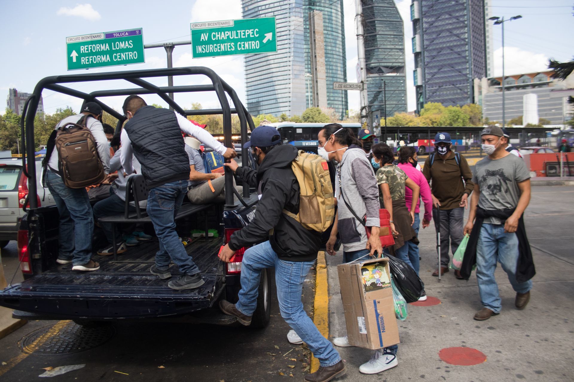 10 de enero de 2021. Ciudad de México. Usuarios suben a una camioneta de la Secretaría de Seguridad Ciudadana, quien esta brindando apoyo de transportación ante el cierre de seis estaciones del metro.