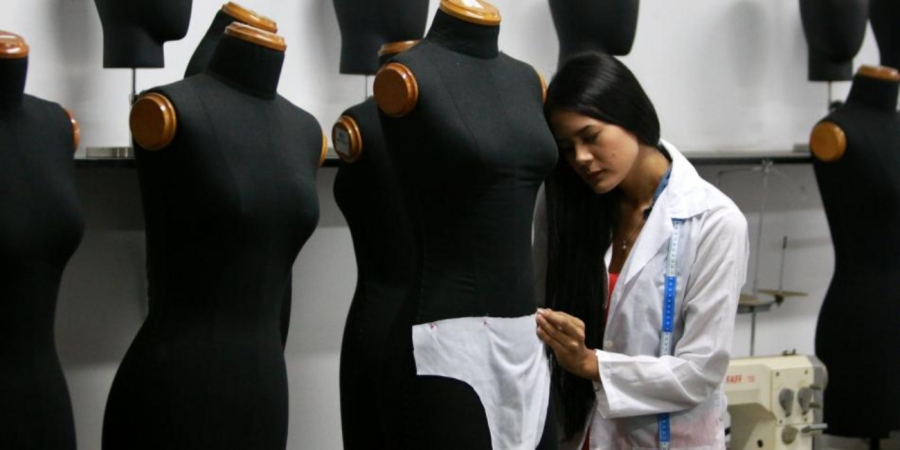 Investigadora colombiana inventa una prenda íntima que ayuda a mitigar los cólicos menstruales 