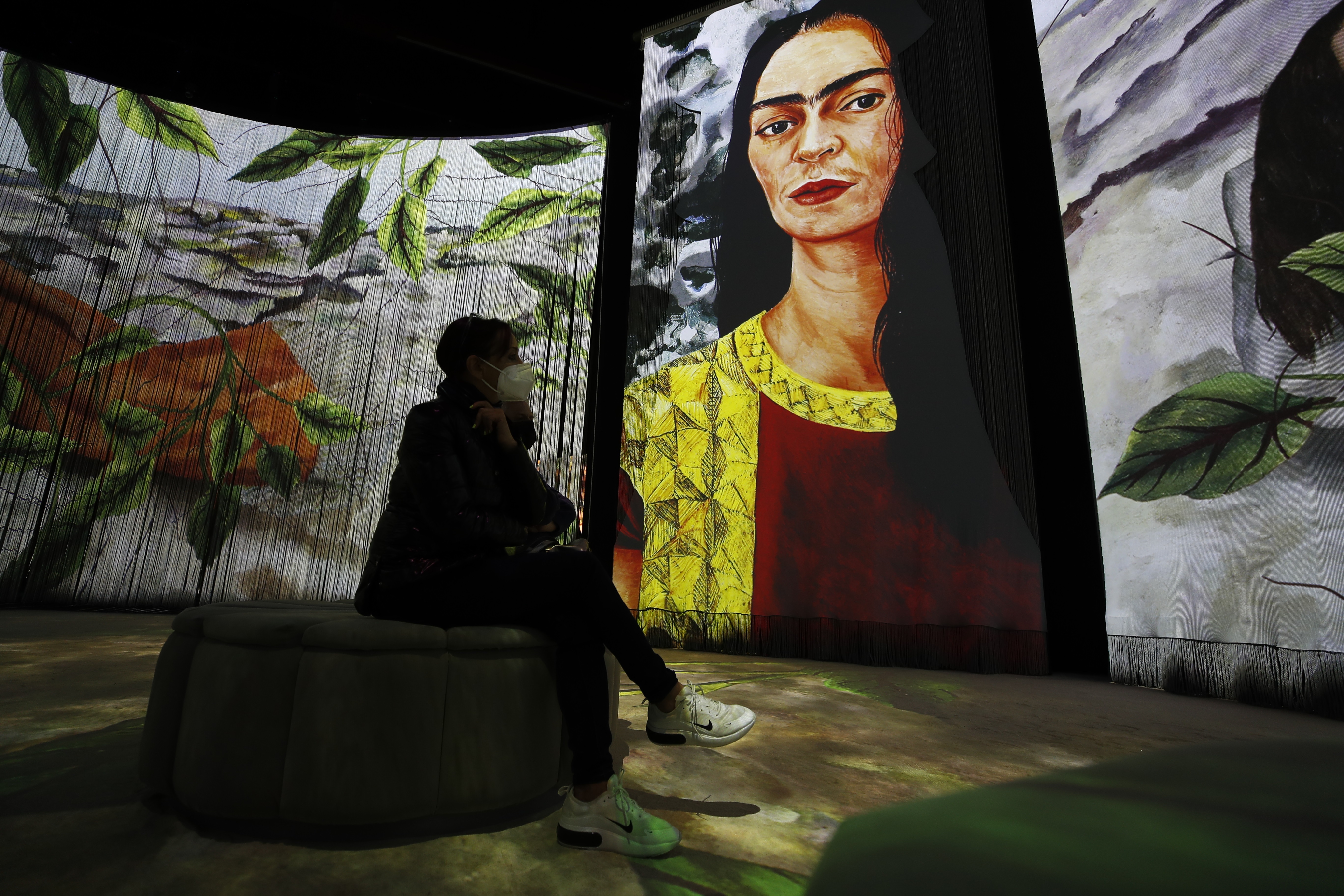 Una persona visita la exposición inmersiva "Frida" en la Ciudad de México (EFE/José Méndez)
