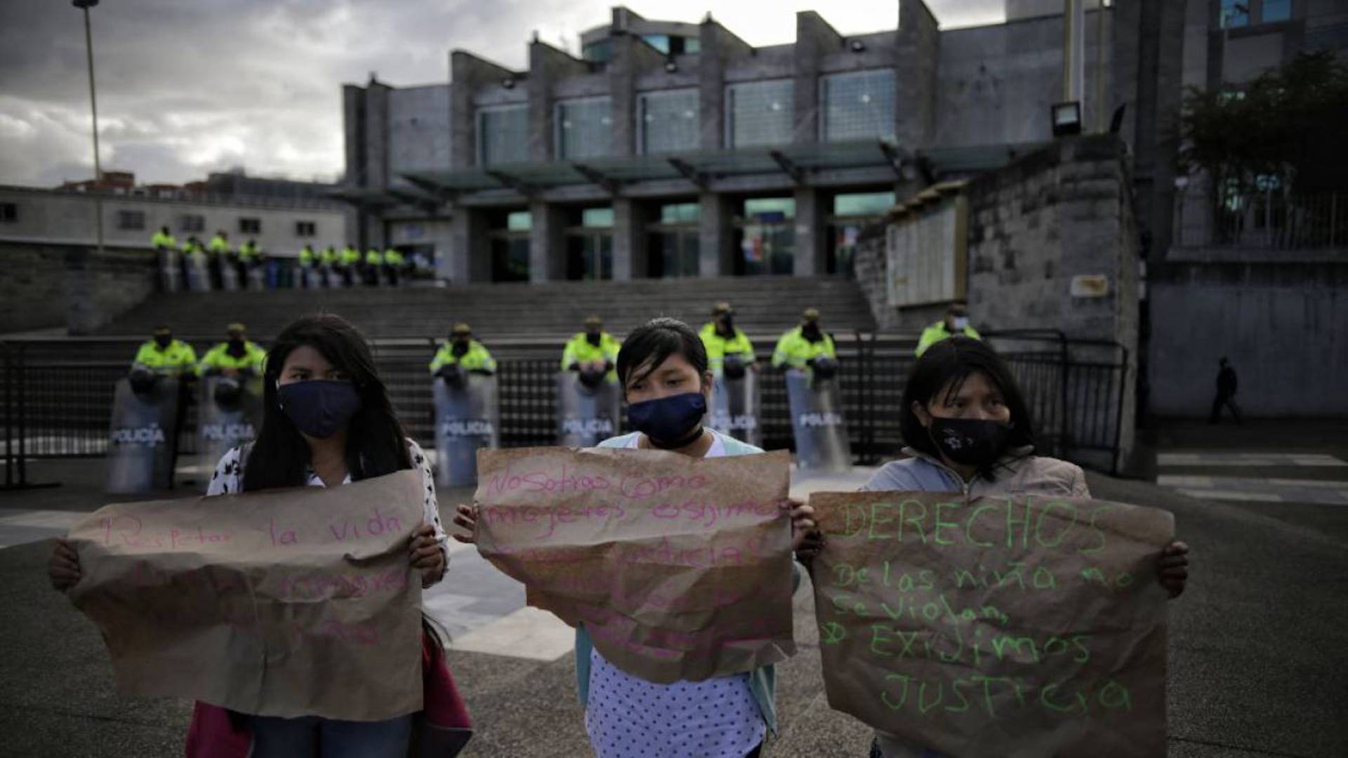 Protestas indígenas frente a juzgados de Bogotá por el caso de la menor violada por militares en Risaralda en junio de 2020 / (Caracol Radio).