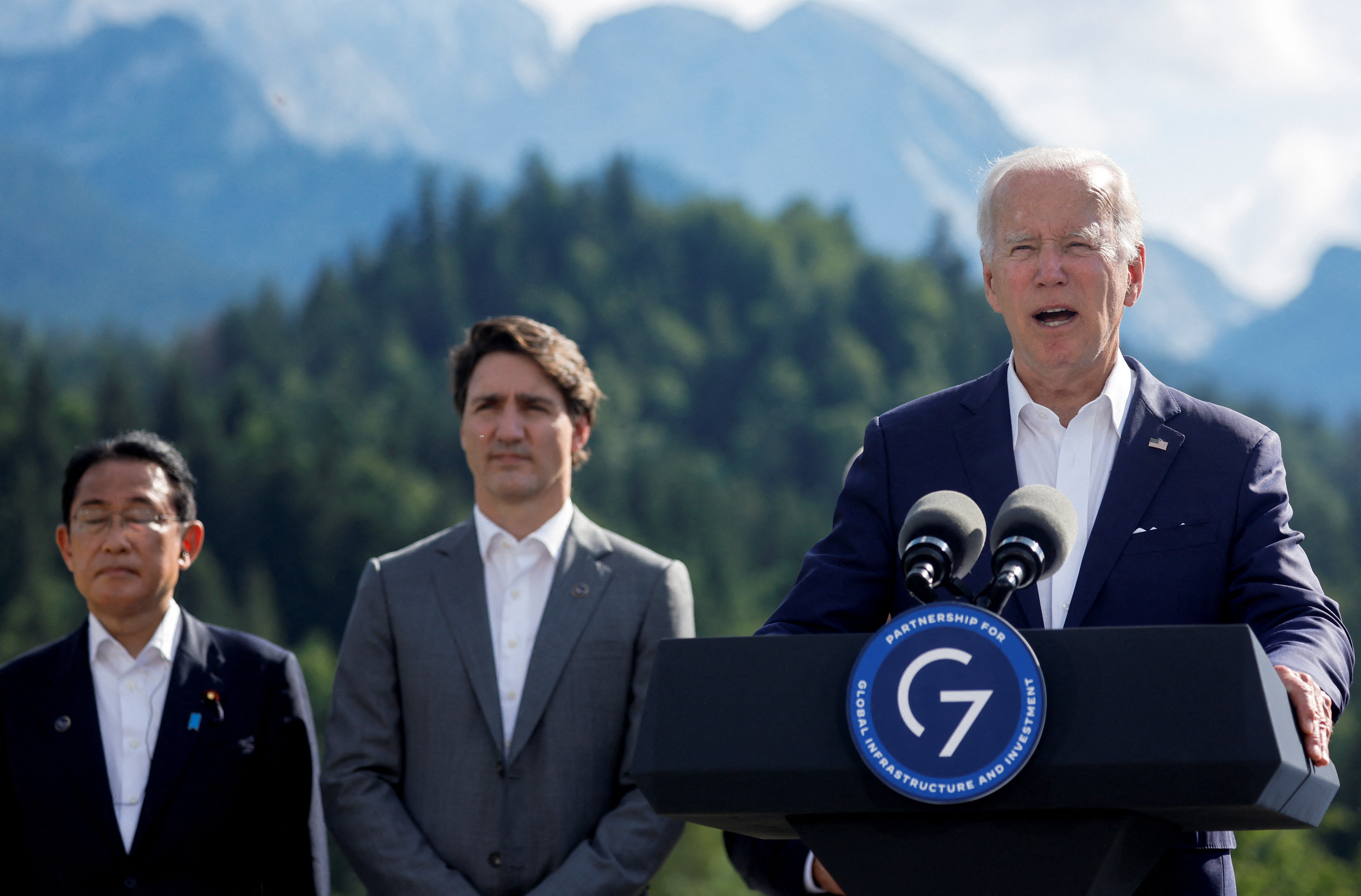 Joe Biden y los primeros ministros de Japón y Canadá, Fumio Kishida y Justin Trudeau, en el primer día de la cumbre del G7 en Elmau, Alemania (REUTERS/Jonathan Ernst/Pool)
