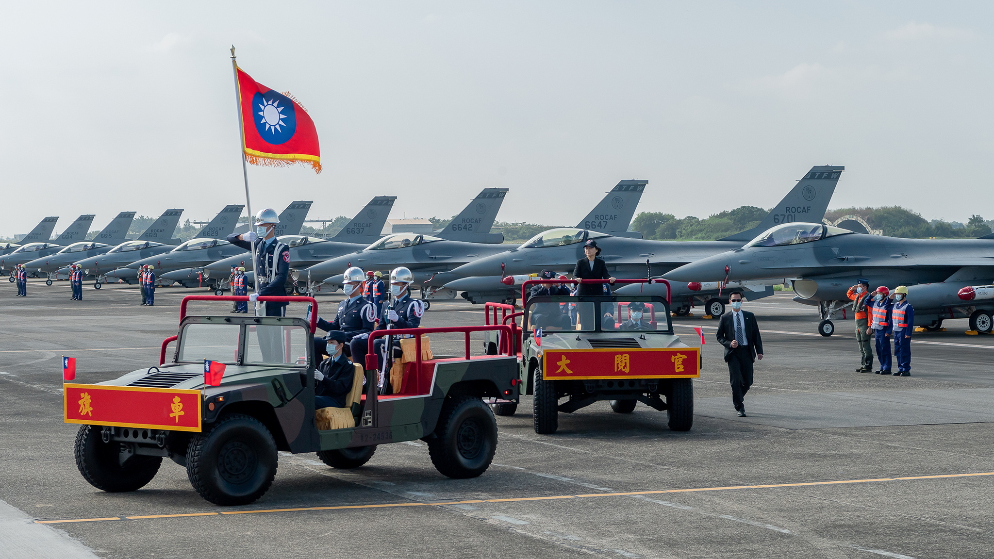 La presidenta de Taiwán, Tsai Ing-wen, supervisa la comisión del primer escuadrón de cazas F-16V mejorados en la Base de la Fuerza Aérea de Chiayi (REUTERS)