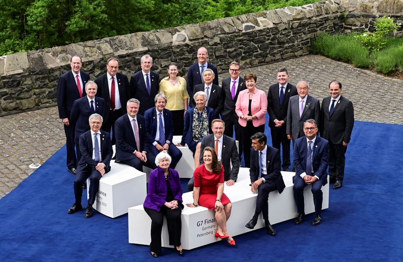 Los asistentes posan para una foto durante la Cumbre del G7 en Königswinter, cerca de Bonn, Alemania. 19 de mayo, 2022.  REUTERS/Benjamin Westhoff