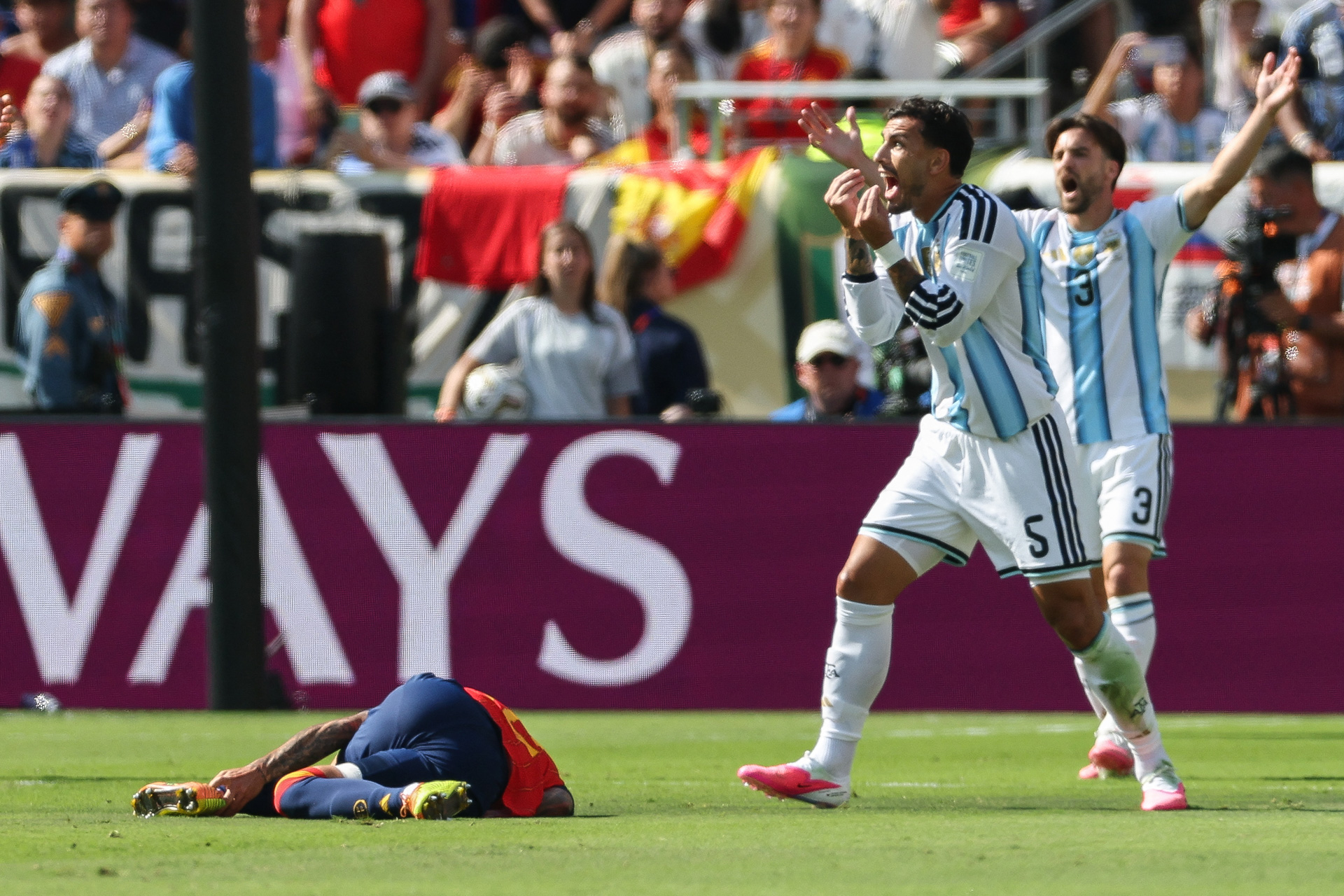 "Sinverg&uuml;enza": la furiosa cr&iacute;tica de un medio ingl&eacute;s a Paredes luego de que pusiera en duda su continuidad en la selecci&oacute;n argentina