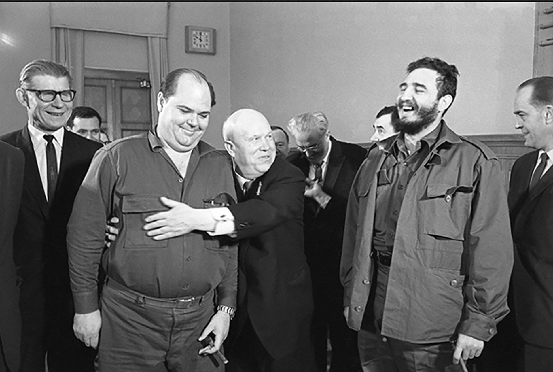 En Moscú, Nikita Khrushchev abraza a Aragonés Navarro mientras Fidel Castro sonríe