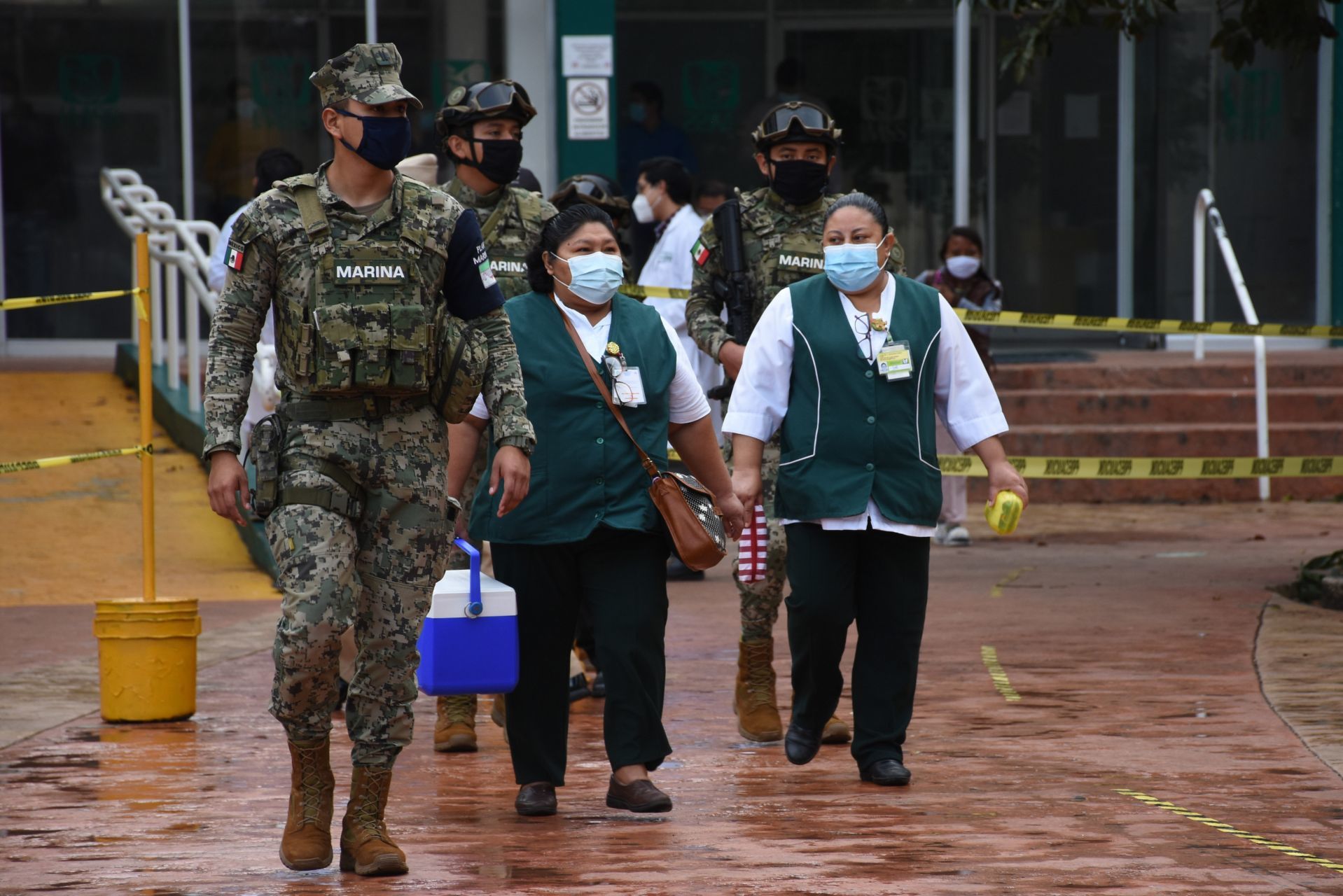 Inició la vacunación contra el SARS-CoV-2 en el estado, las primeras dosis fueron aplicadas en el módulo instalado dentro del teatro del IMSS. Esta primera fase alcanzo a un 35 por ciento del personal de salud de primera línea, se espera dos fases mas en las próximas fechas para que el personal del IMSS y otros institutos queden protegidos. Elementos de la Marina y Ejercito Mexicano resguardaron el lugar. Campeche, México. 13 de enero de 2021.