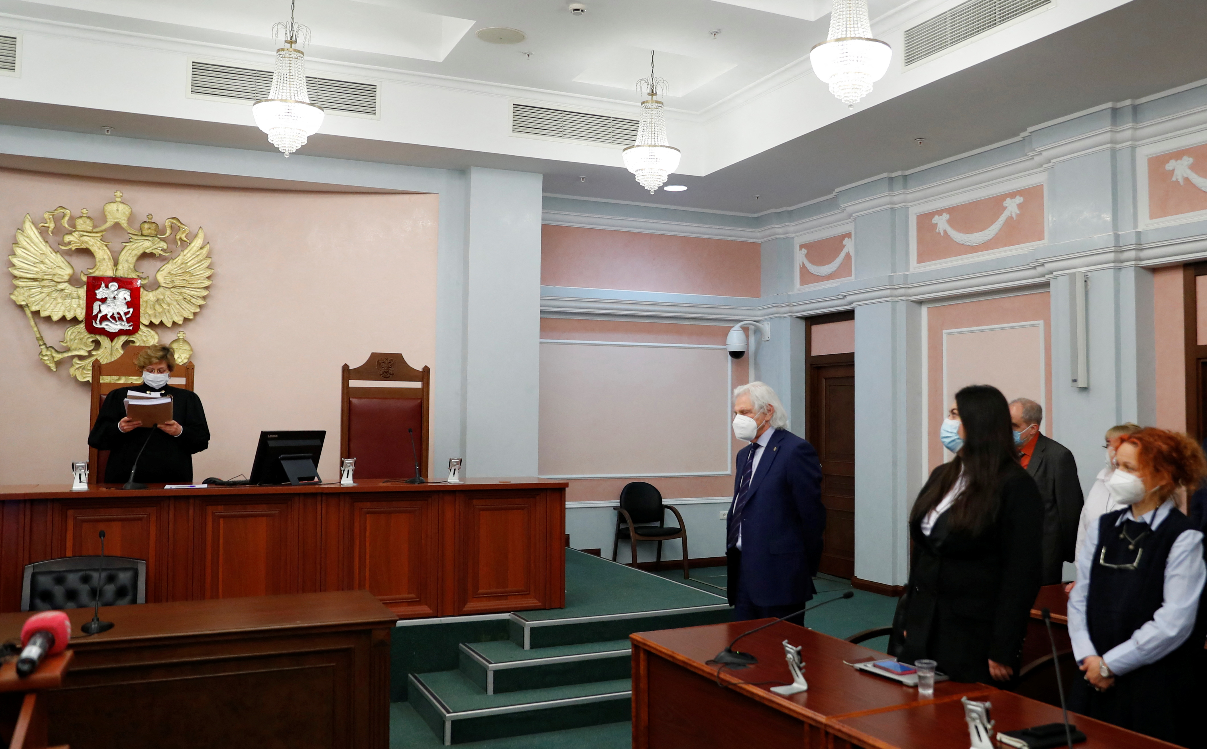 Un juez de la Corte Suprema de Rusia pronuncia el veredicto durante una audiencia para considerar el cierre del grupo de derechos humanos International Memorial en Moscú, Rusia, el 28 de diciembre de 2021. REUTERS/Evgenia Novozhenina
