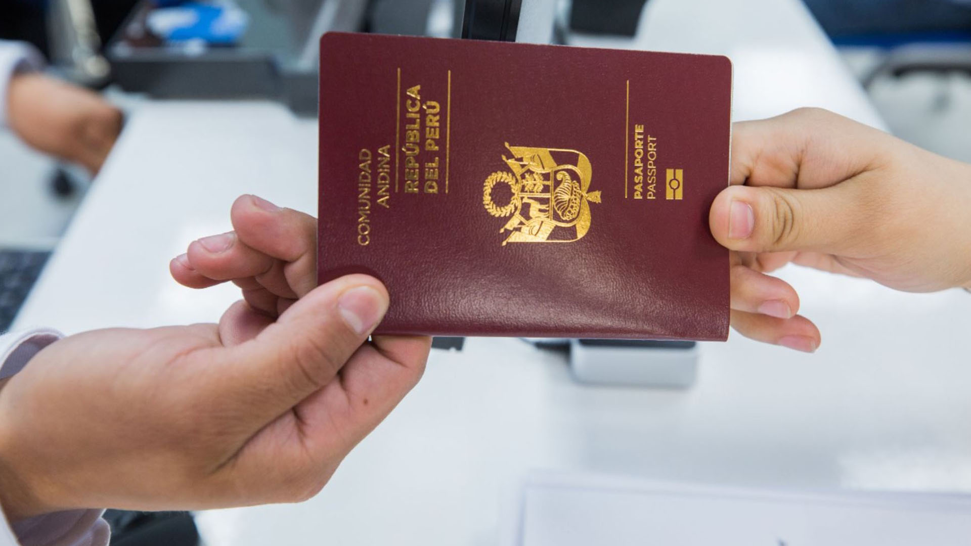 La Ley 31678 publicada en el diario El Peruano amplía de cinco a diez años la vigencia del pasaporte electrónico ordinario. (Andina)