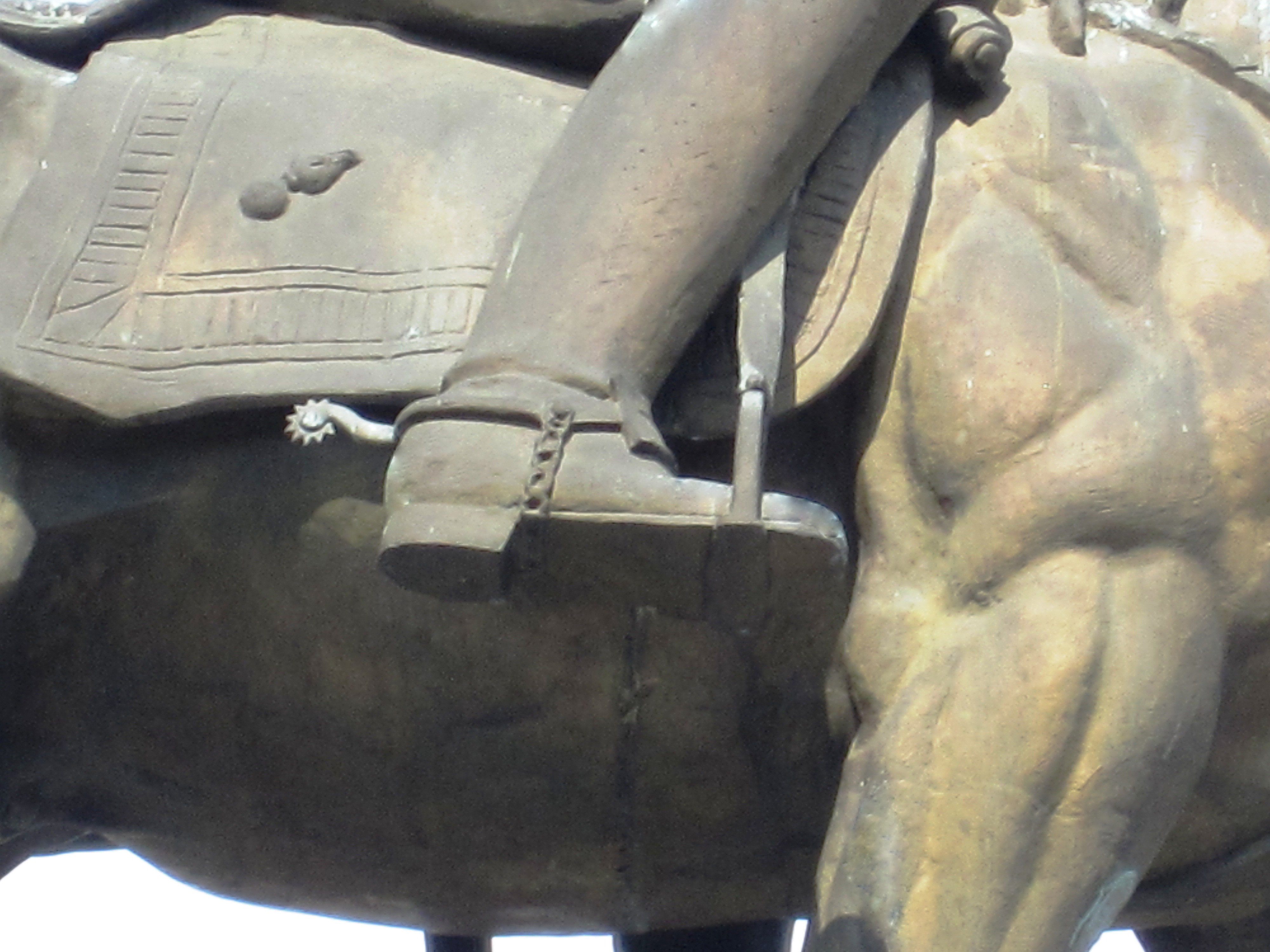 Detalle de las botas y espuelas. En la foto se aprecia la perfección del modelado en la anatomía del caballo (Crédito: OADM)
