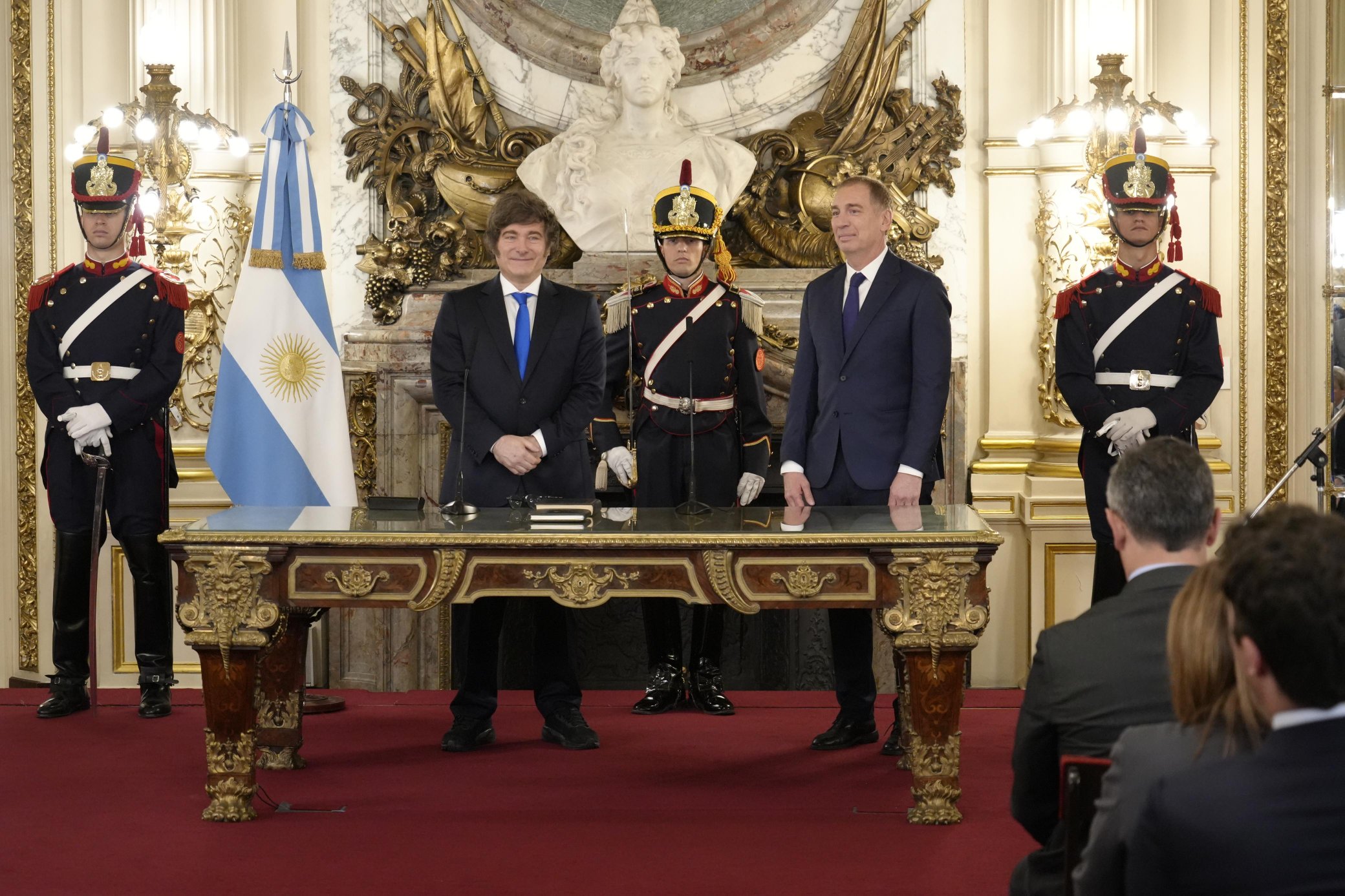 Con fuerte presencia del PRO, Javier Milei le tomó juramento a Diego Santilli como nuevo ministro del Interior