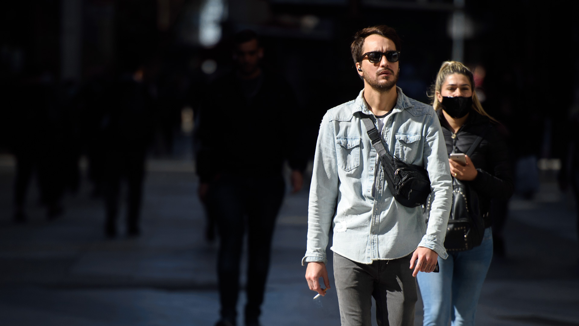 Gente con y sin barbijo en Microcentro