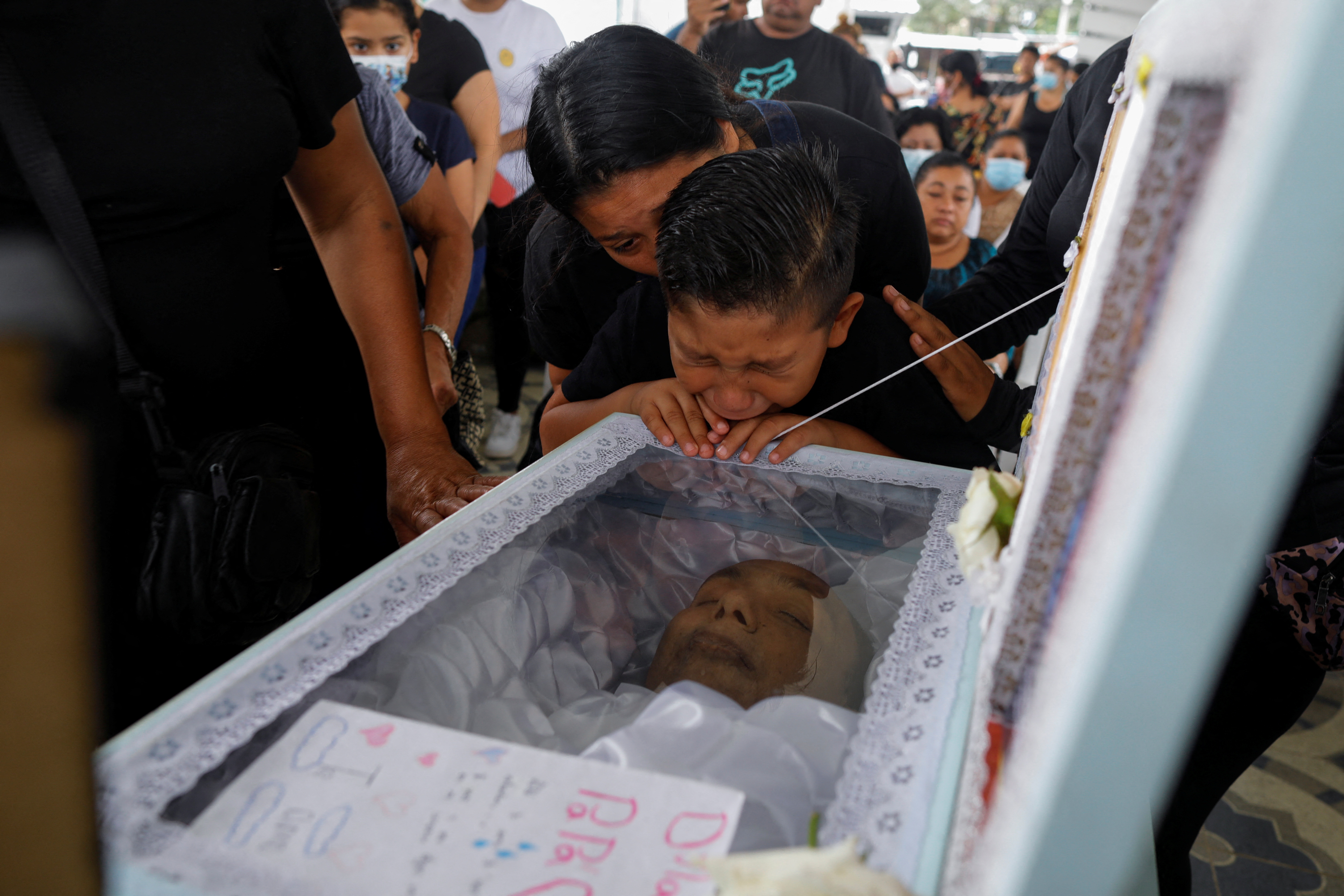 Funeral de Marvin Amaya, quien se suicidó en prisión después de haber sido detenido en el marco del régimen de excepción en El Salvador (REUTERS/Jose Cabezas)