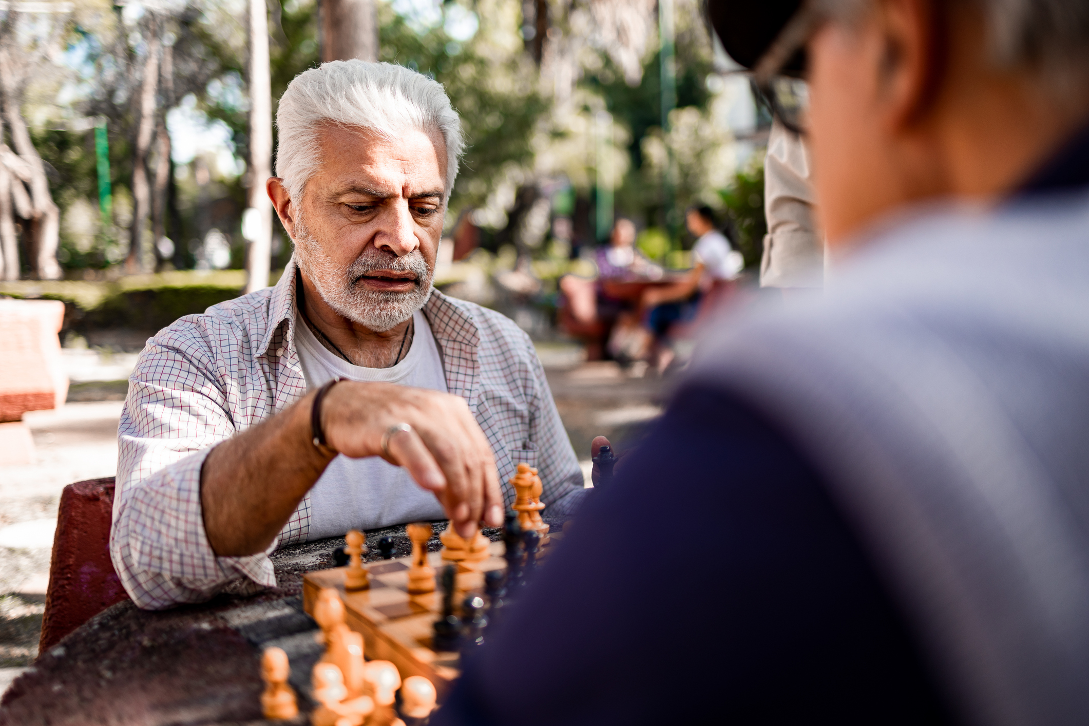 El ajedrez puede ser un juego divertido tanto para niños y adultos, como un deporte de competición entre los jóvenes, o convertirse en una herramienta pedagógica, de gran utilidad educativa y terapéutica (Getty Images)