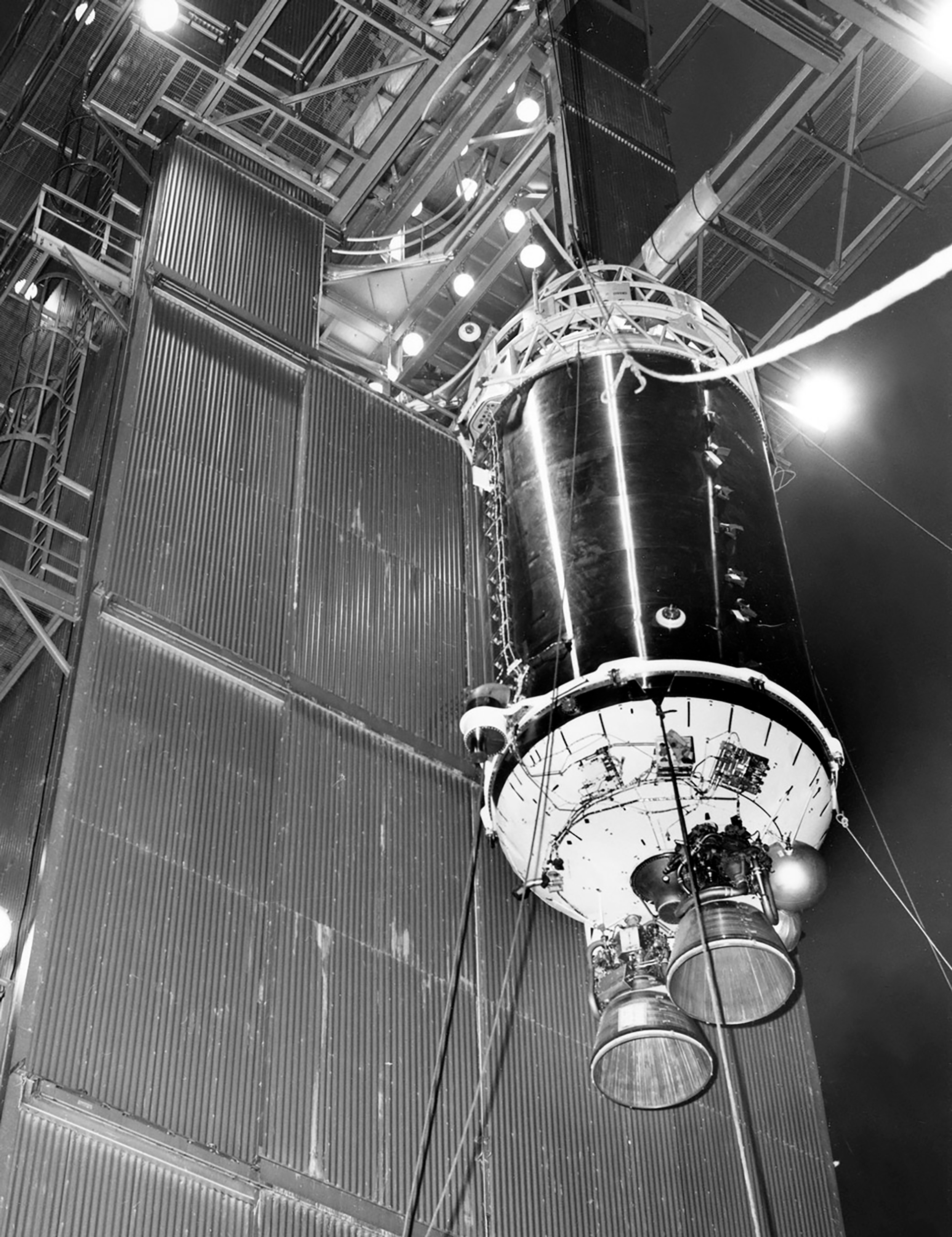 Fotografía de 1964 que muestra el cohete Centaur en la etapa superior antes de acloparse a un propulsor Atlas (NASA/JPL-Caltech)