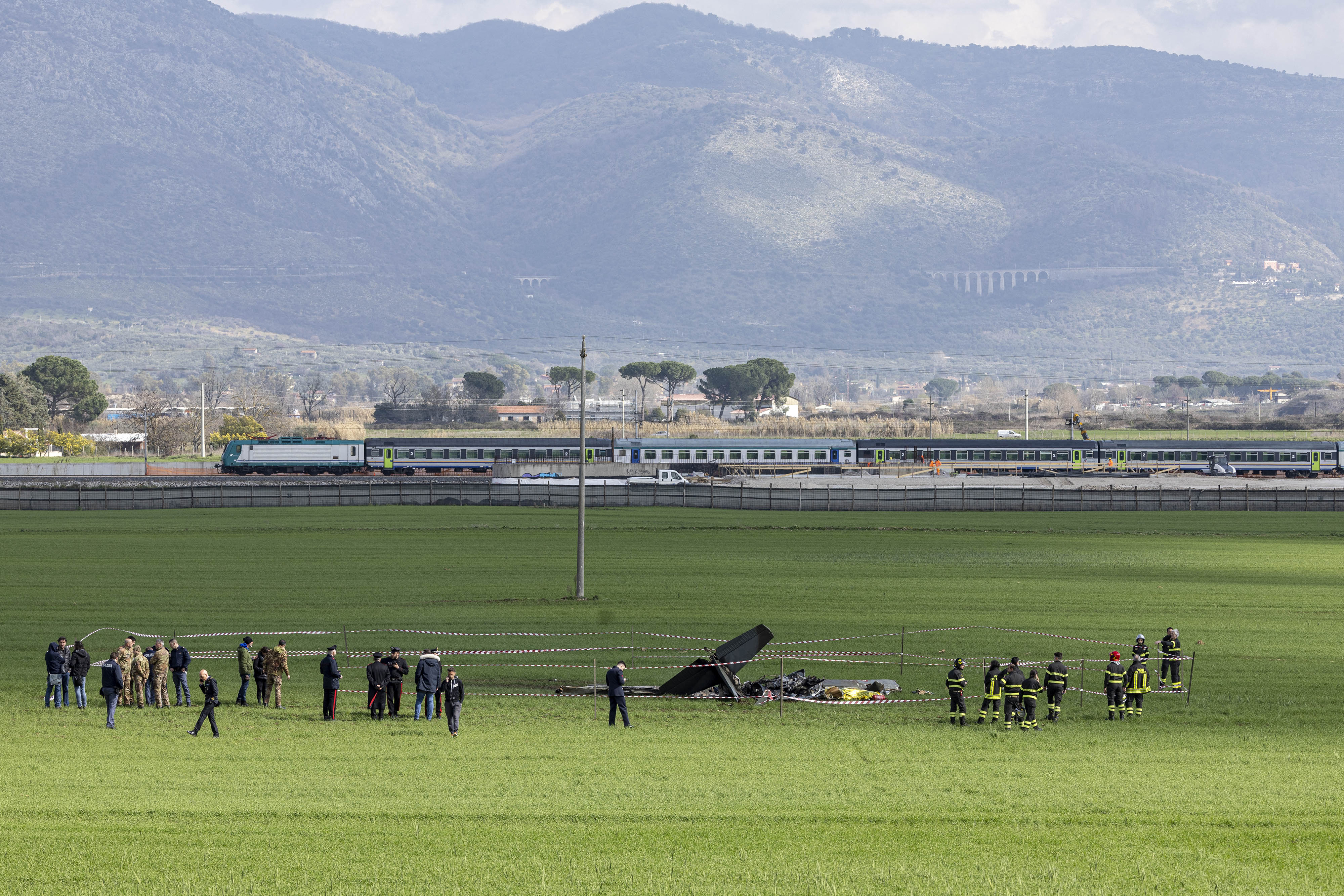 Tras el impacto una de las partes del avión cayó sobre un coche en el centro de la localidad sin causar daños personales, y el otro de los aparatos se precipitó en una explanada a pocos kilómetros del aeropuerto (MASSIMO PERCOSSI / ANSA / AFP) 