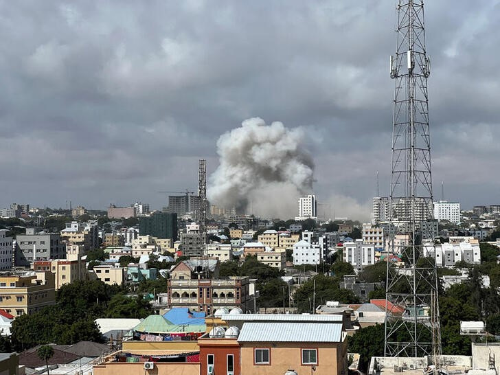 Humo se eleva tras la explosión de un coche bomba en el Ministerio de Educación en Mogadiscio (via Reuters)