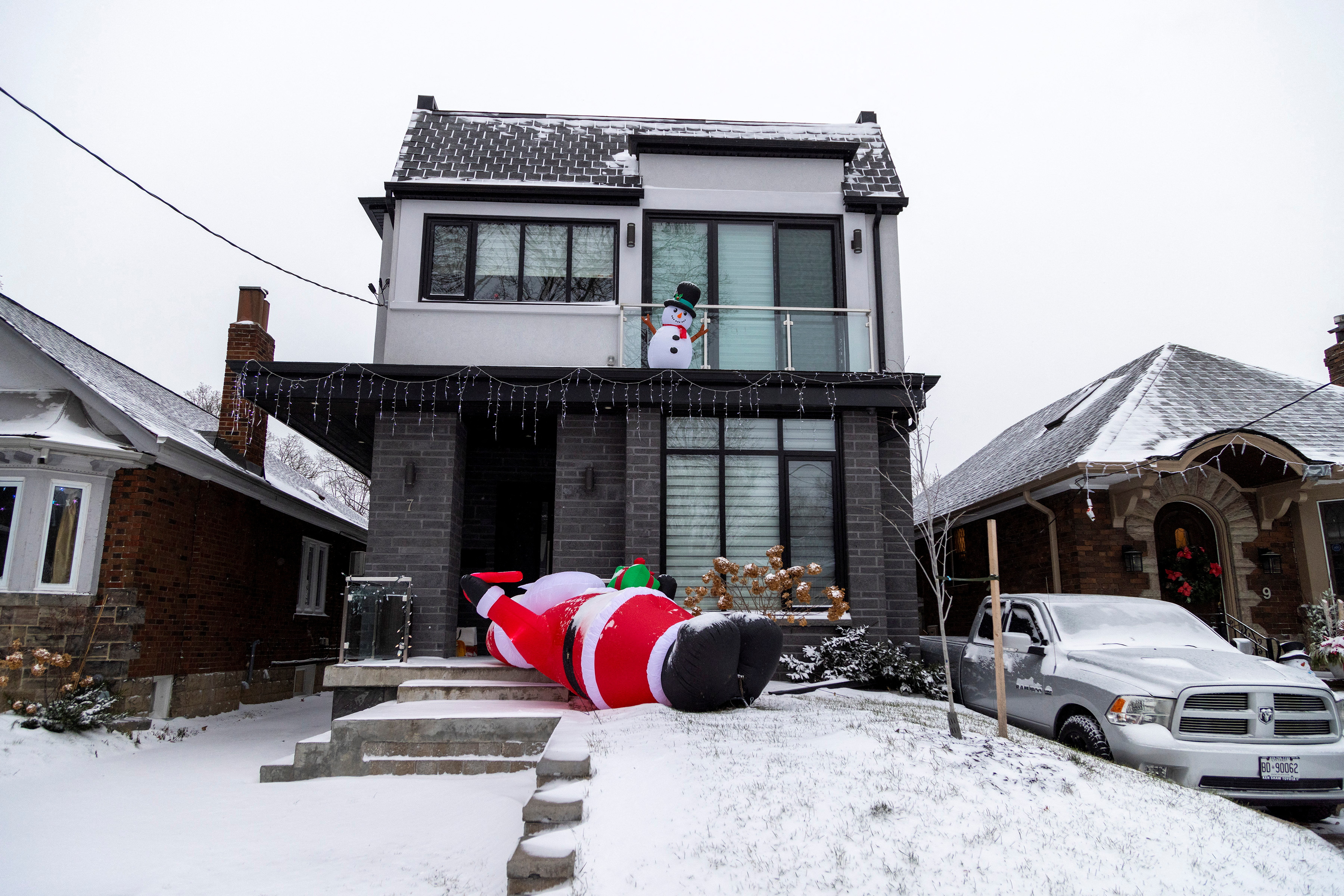 Un Papá Noel hinchable fue derribado por los fuertes vientos durante una tormenta de invierno en Toronto, Ontario, Canadá 23 de diciembre 2022. REUTERS/Carlos Osorio
