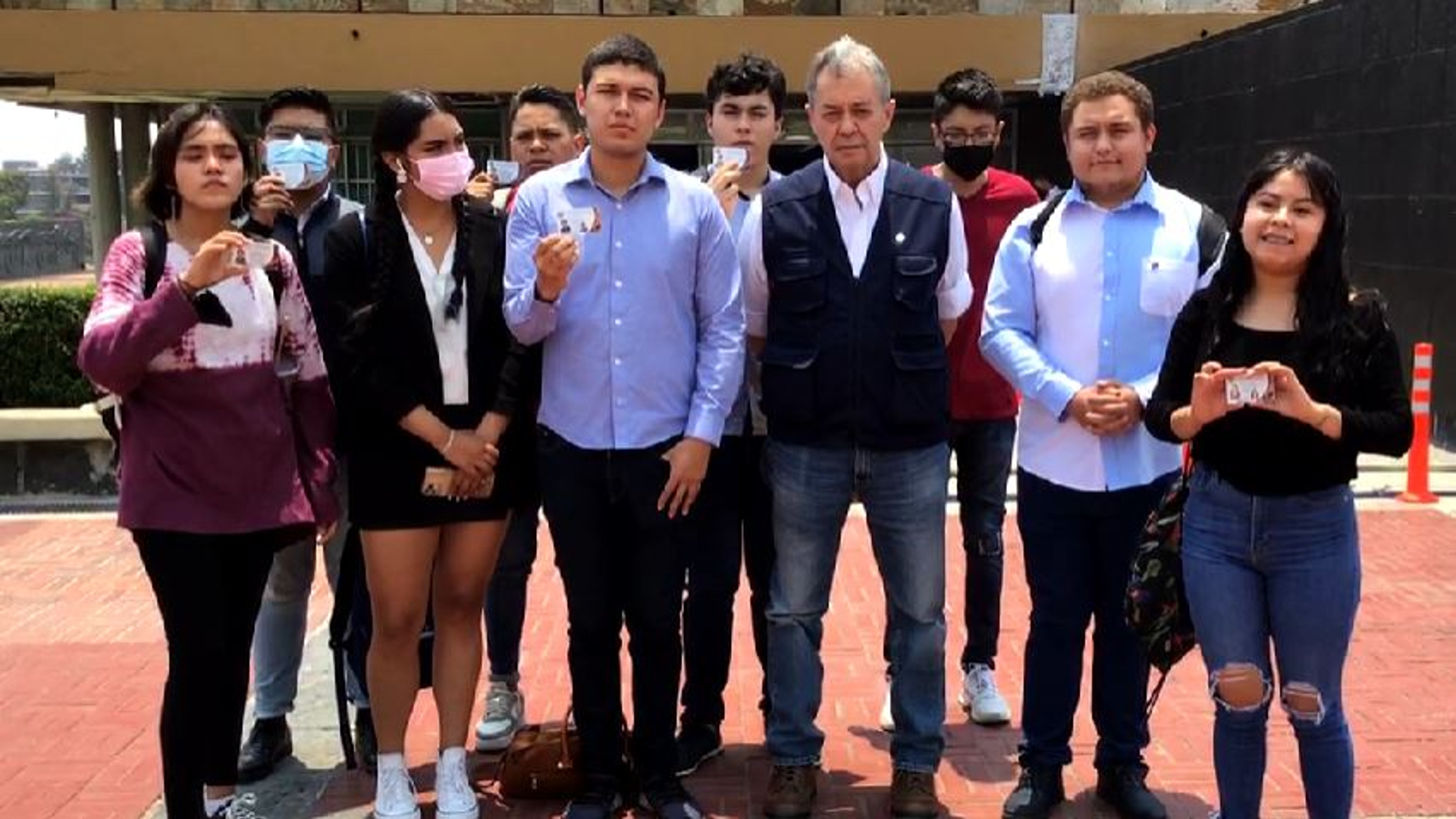 Con credencial en mano, un grupo de jóvenes pidieron que la UNAM aclare la escolaridad de Jaime Bonilla (Foto: Captura de Pantalla / PRD)