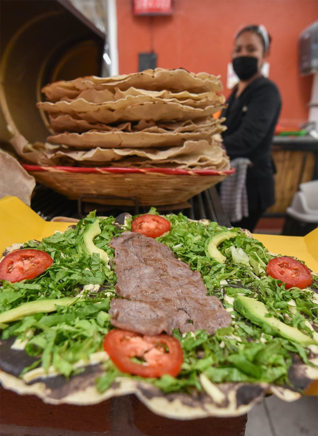 La Tlayuda Casa Oaxaqueña “un rinconcito oaxaqueño en Toluca” tienen seis años preparando diversos platillos oaxaqueños entre ellos la tlayuda, que es muy pedida por sus comensales (Foto: Crisanta Espinosa/Cuartoscuro)