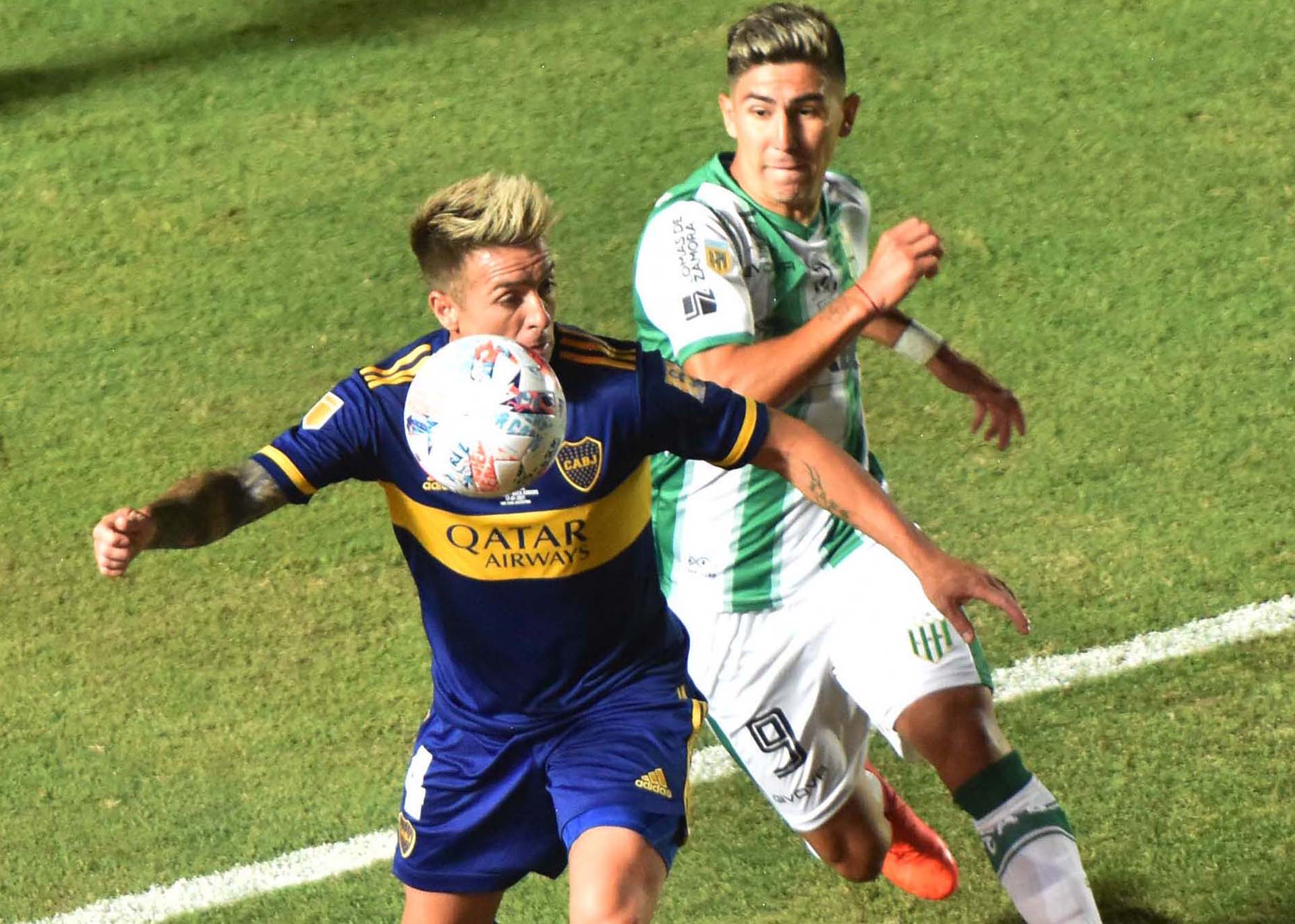 Otra disputa del balón, con el ex San Lorenzo y Ferro como protagonista