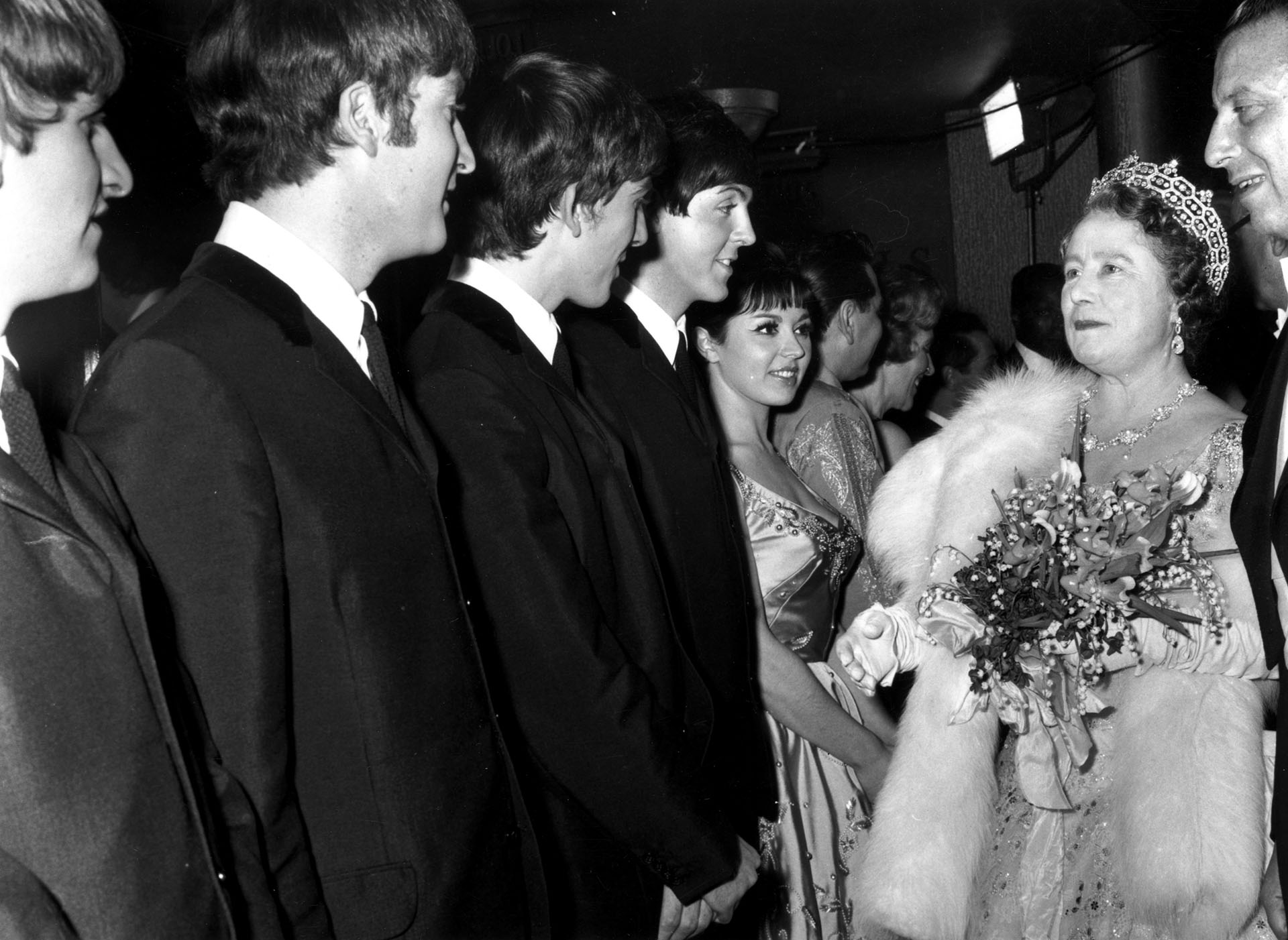 Foto de archivo: 4 de noviembre de 1963:  La reina madre Isabel habla con The Beatles  (George Freston/Fox Photos/Getty Images)