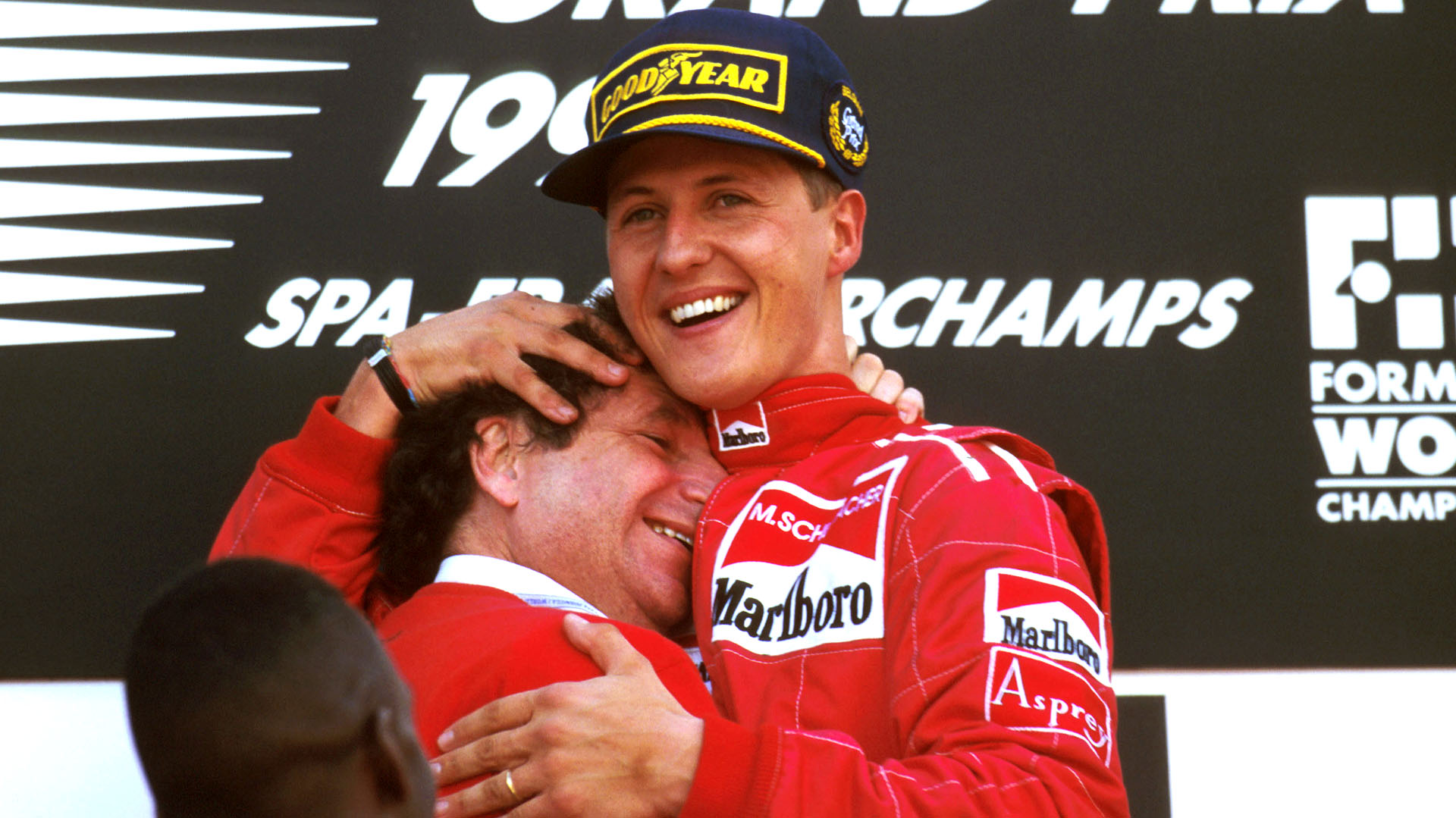 Jean Todt y Michael Schumacher celebrando el triunfo en Spa-Francorchamps en 1996, el mismo circuito donde este fin de semana corre la F1 (Shutterstock)