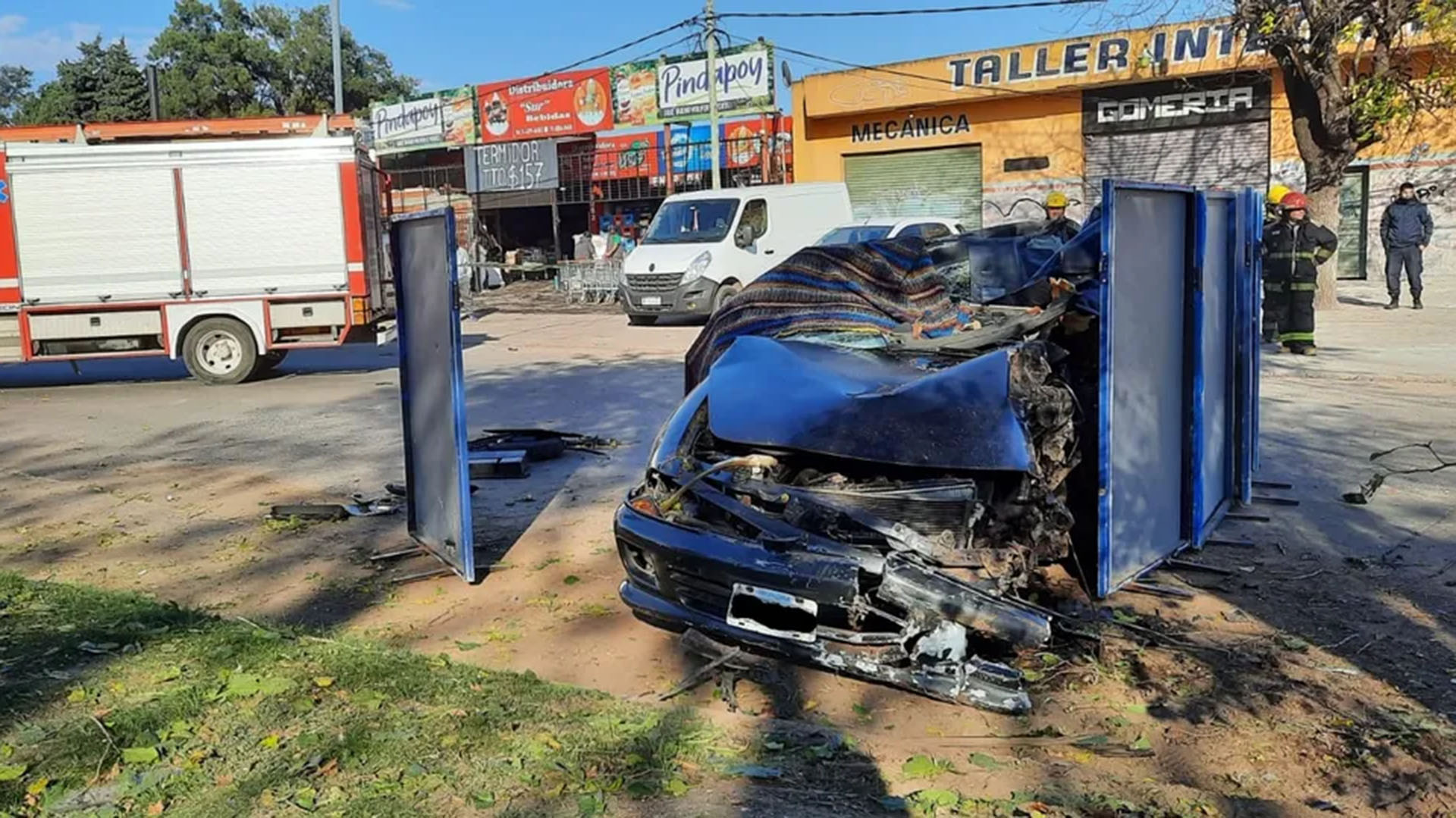 Los cuatro ocupantes del vehículo, de entre 16 y 20 años, fallecieron en el acto (Foto/El diario sur)