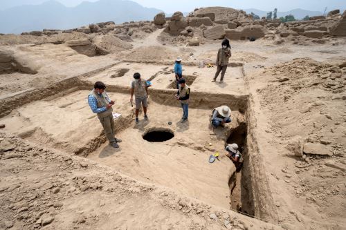 In February 2022, researchers at the Cajamarquilla archaeological site found the remains of 20 mummies, including 8 children and 12 adults, who were apparently sacrificed between 800 and 1,200 years ago.  Source: AFP.