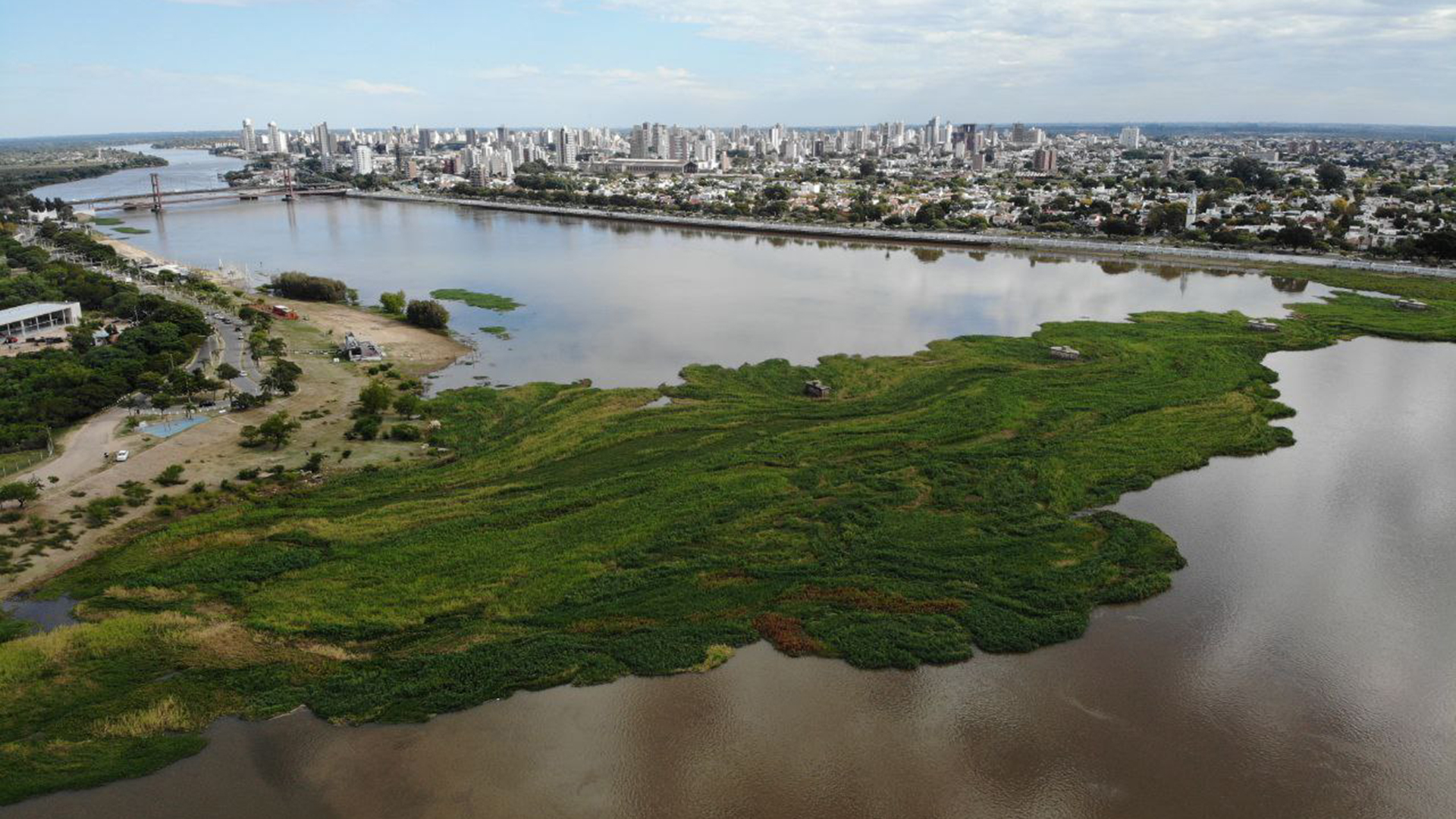 Un muro de camalotes obstruye la laguna que bordea Santa Fe: la vista desde el drone de Infobae