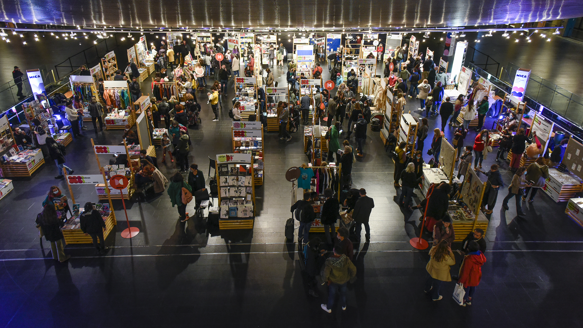 La Tienda MICA, con miles de objetos y libros de productores locales (Gustavo Gavotti)