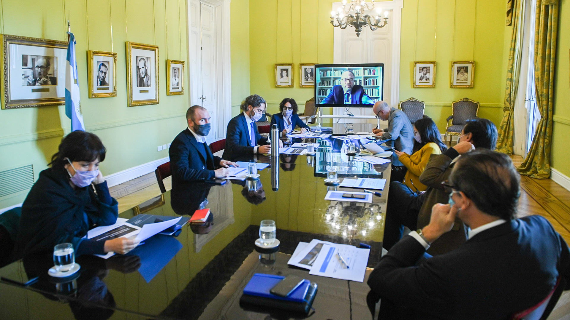 La Administración Fernández pocas veces parece ensayar alguna respuesta a los innumerables interrogantes que plantea la economía, impulsa iniciativas que lejos de exportar, producir o invertir más, generan incentivos en la dirección contraria