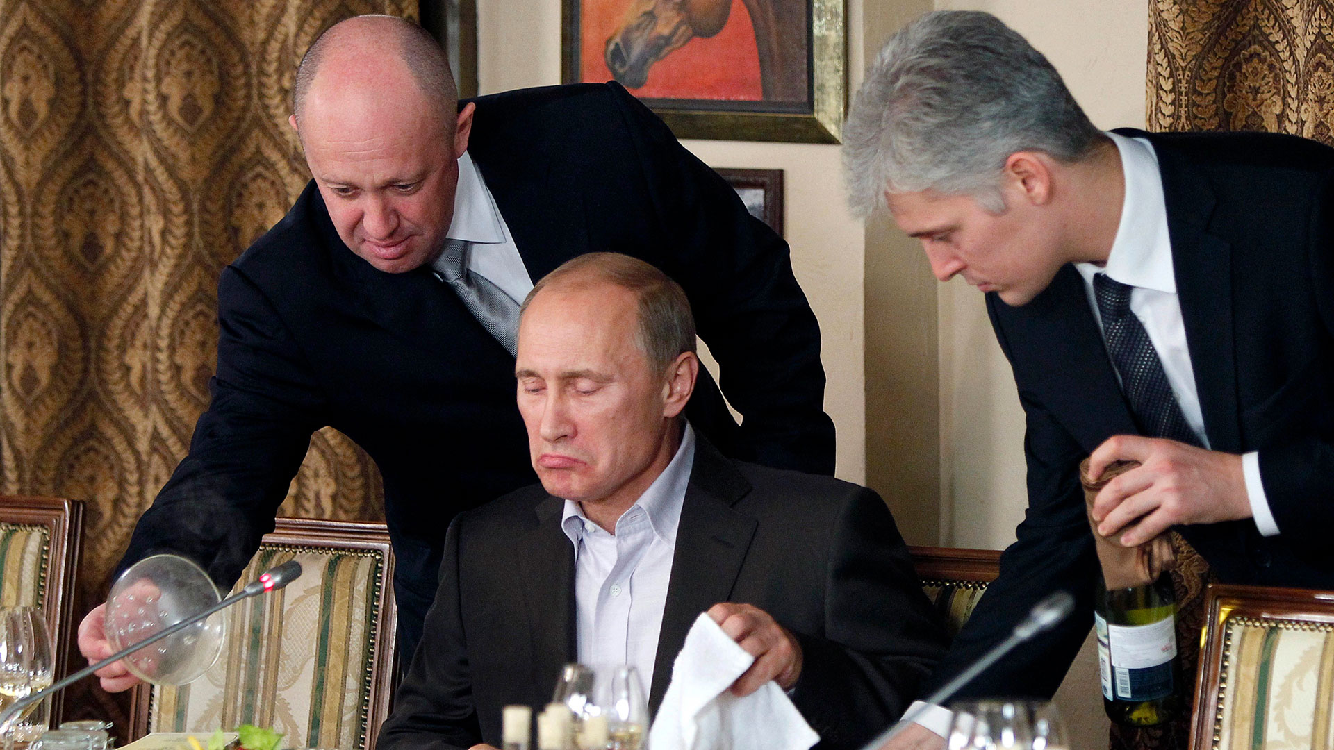 Prigozhin y Putin en una foto de 2011. (AP /Misha Japaridze, archivo)
