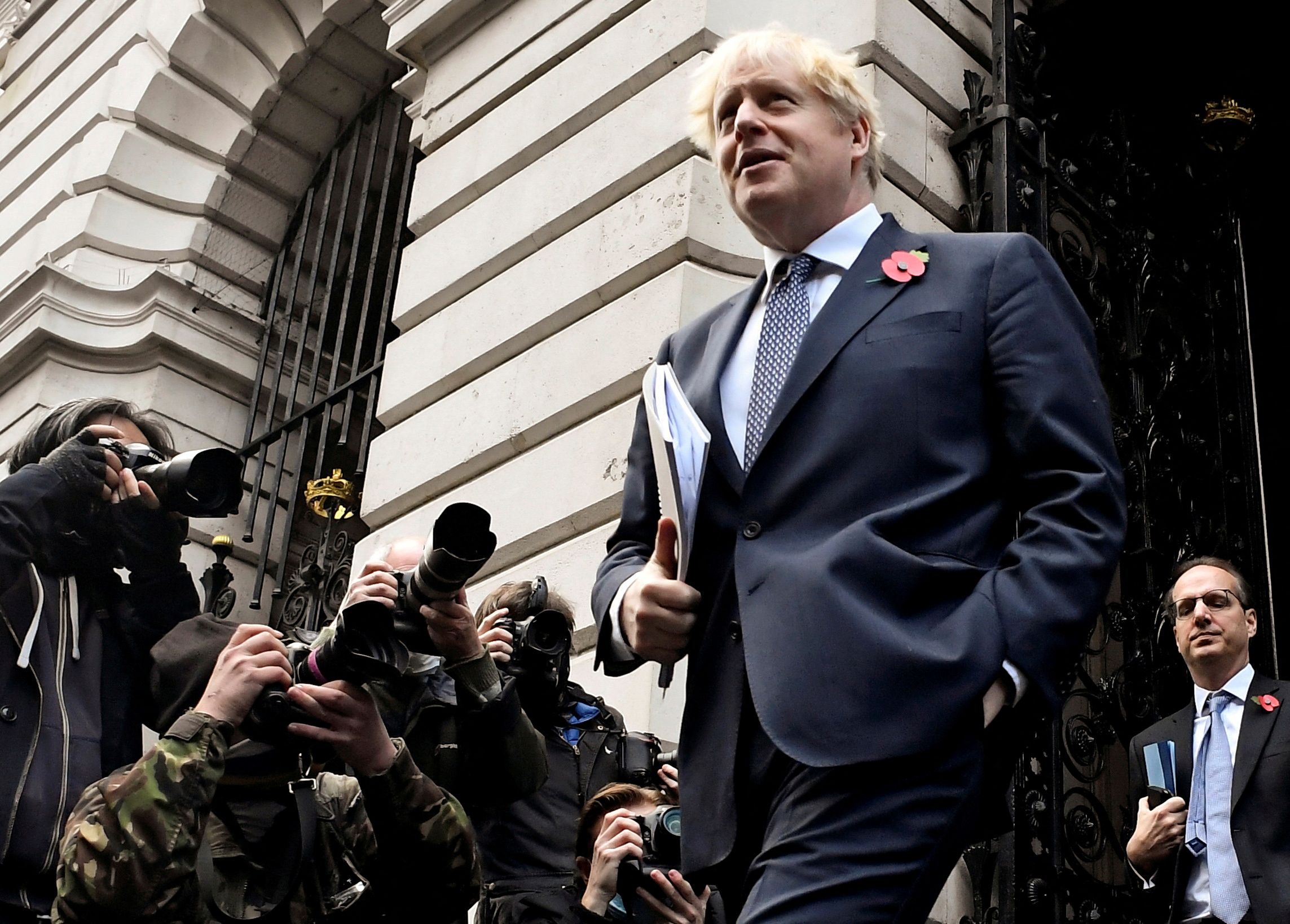  Boris Johnson y su secretario particular Martin Reynolds (REUTERS/Toby Melville/archivo)