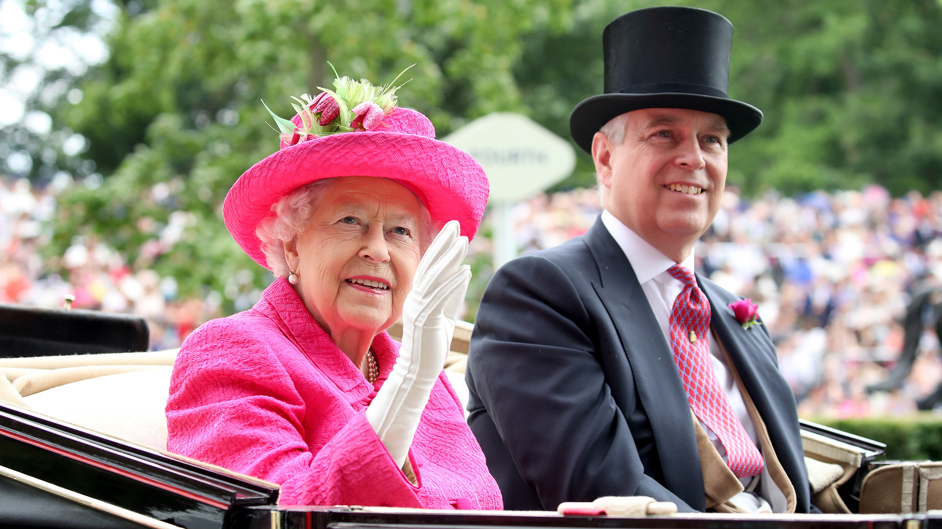 La reina Isabel II y el príncipe Andrés, duque de York, en una foto de archivo de 2017 (Foto de Chris Jackson/Getty Images)