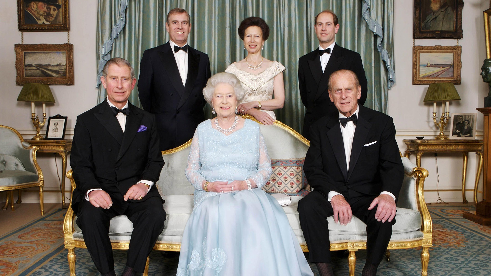 18 de noviembre de 2007. La reina Isabel II y el príncipe Felipe con sus cuatro hijos en Clarence House 