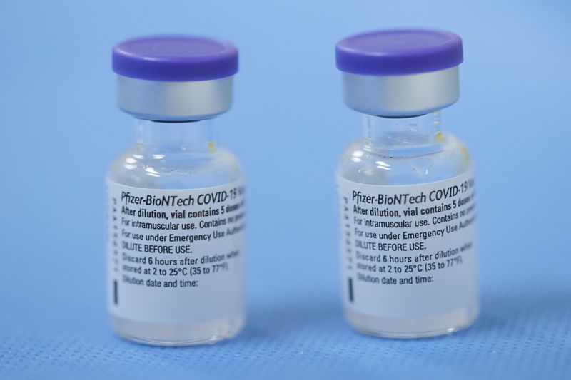 La variante sudafricana del coronavirus puede reducir la protección de los anticuerpos de la vacuna de Pfizer y BioNTech en dos tercios (Reuters)