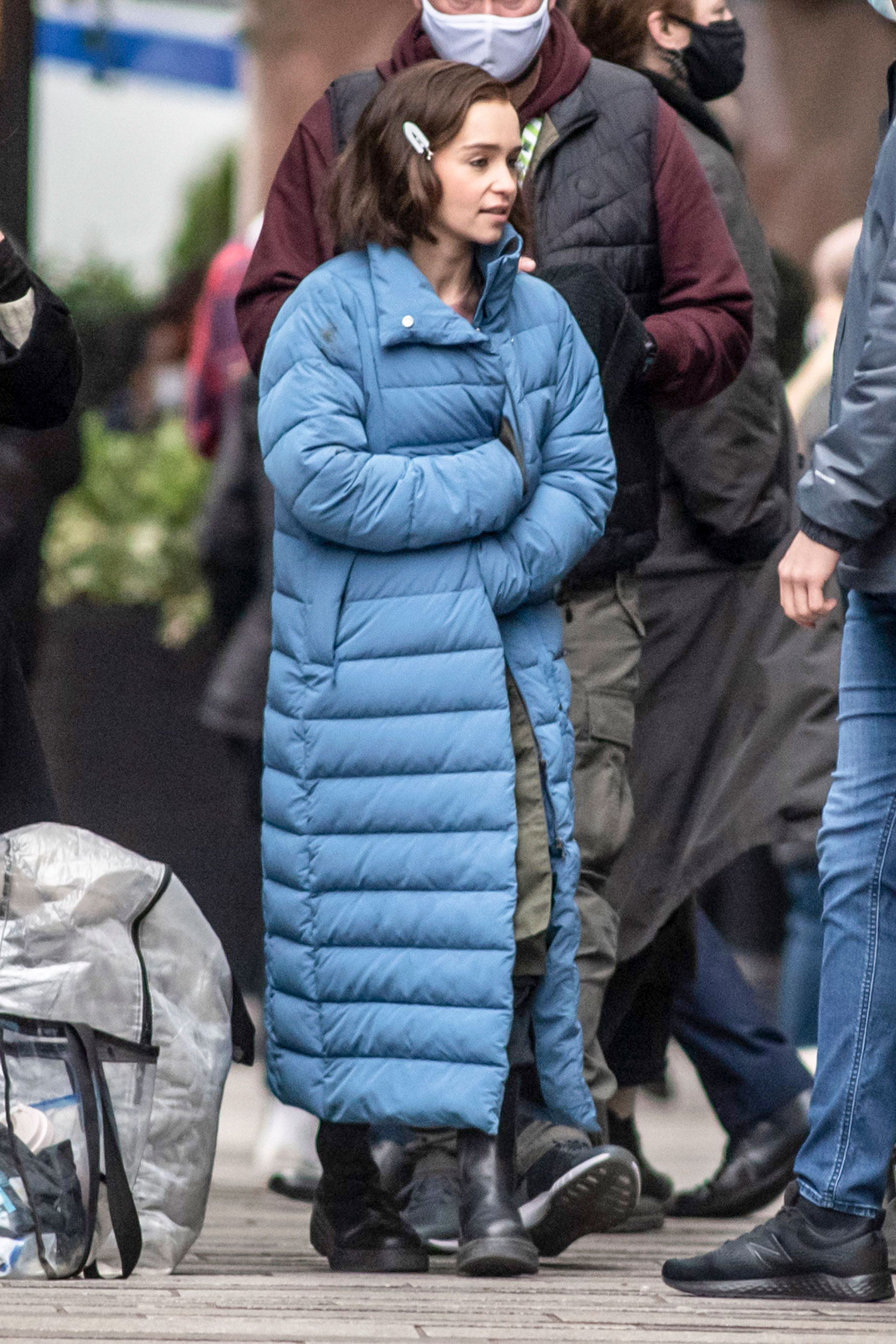 Día de trabajo. Emilia Clarke fue fotografiada en el set de filmación de "Secret Invasion", serie que realiza junto a Samuel L. Jackson. El rodaje se lleva a cabo en Leeds, Inglaterra (Fotos: The Grosby Group)