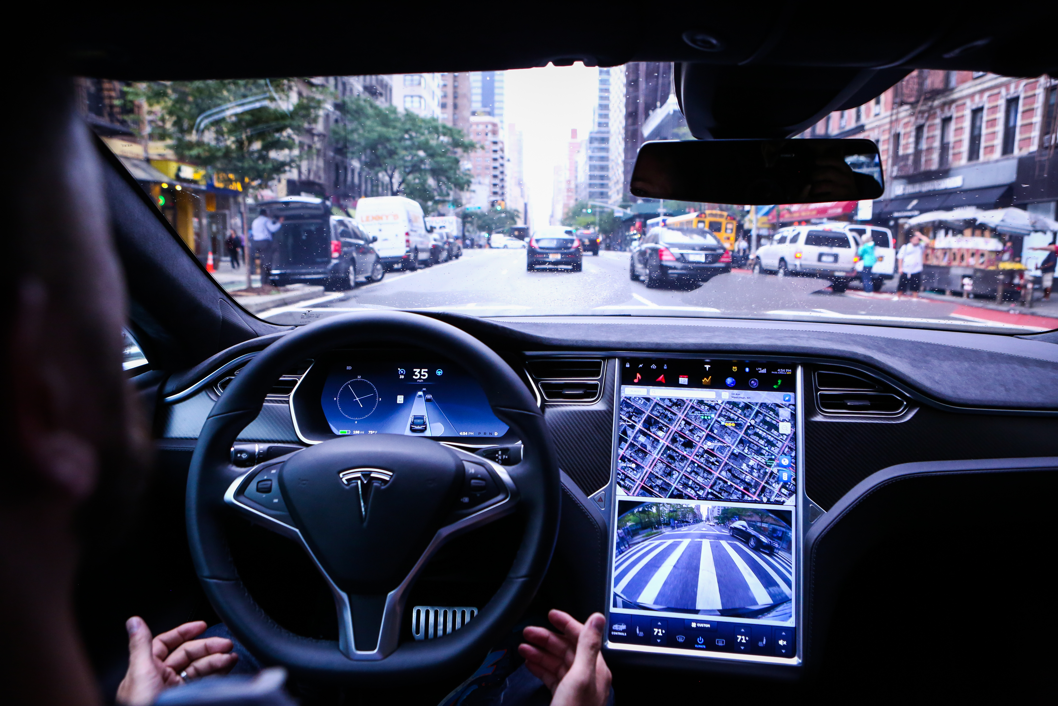 El gobierno de Estados Unidos cree que Tesla debe cambiar el nombre de su sistema de conducción semiautónoma