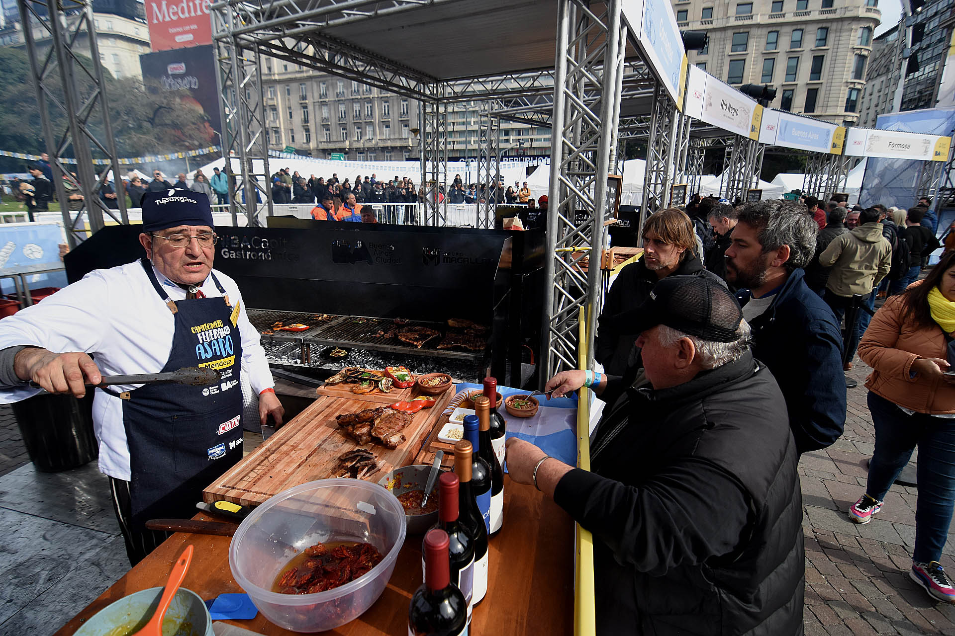 En la la etapa final, los parrilleros debieron cocinar durante una hora tira de asado, chorizo, morcilla, medialuna de vacío y verduras (Foto: Nicolas Stulberg)