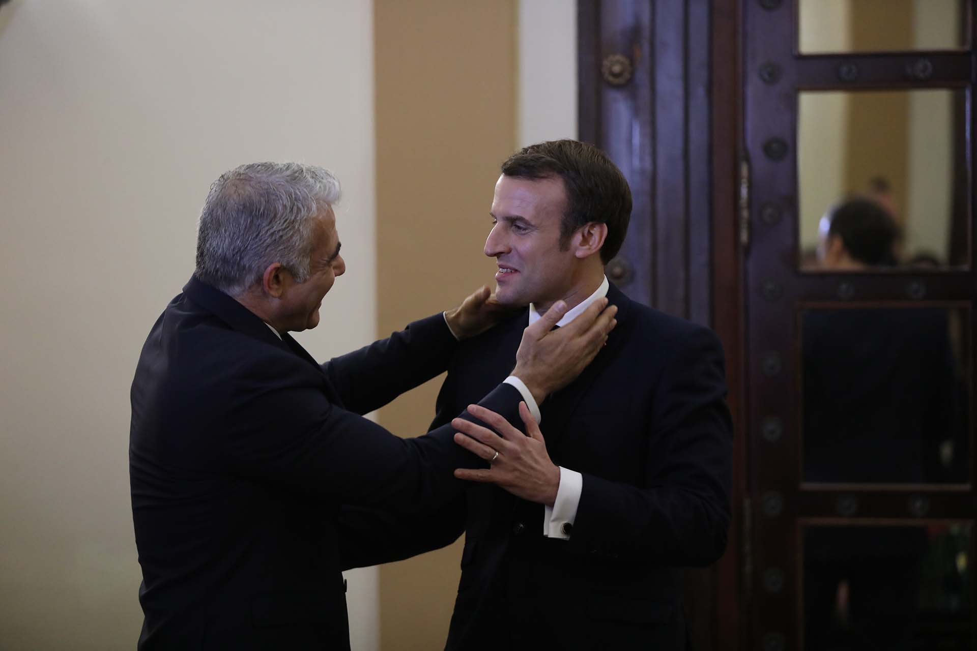 PHOTO DE DOSSIER: Le président français Emmanuel Macron (à droite) rencontre Yair Lapid (à gauche) à Jérusalem le mercredi 22 janvier 2020.  (Abir Sultan/Photo de piscine via AP)