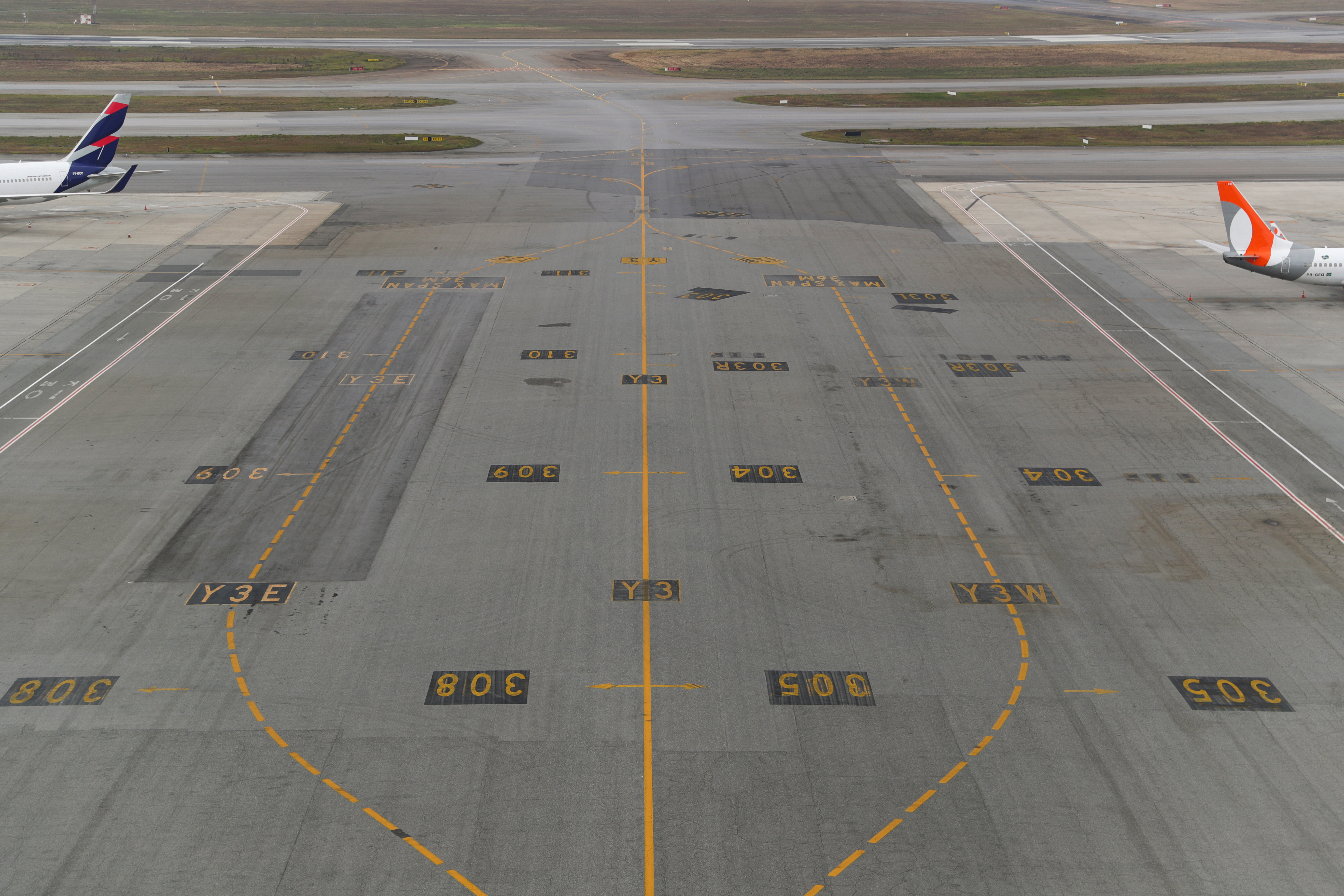 AHORA - Una pista del aeropuerto internacional Guarulhos vacía en San Pablo, Brasil (REUTERS/Amanda Perobelli)