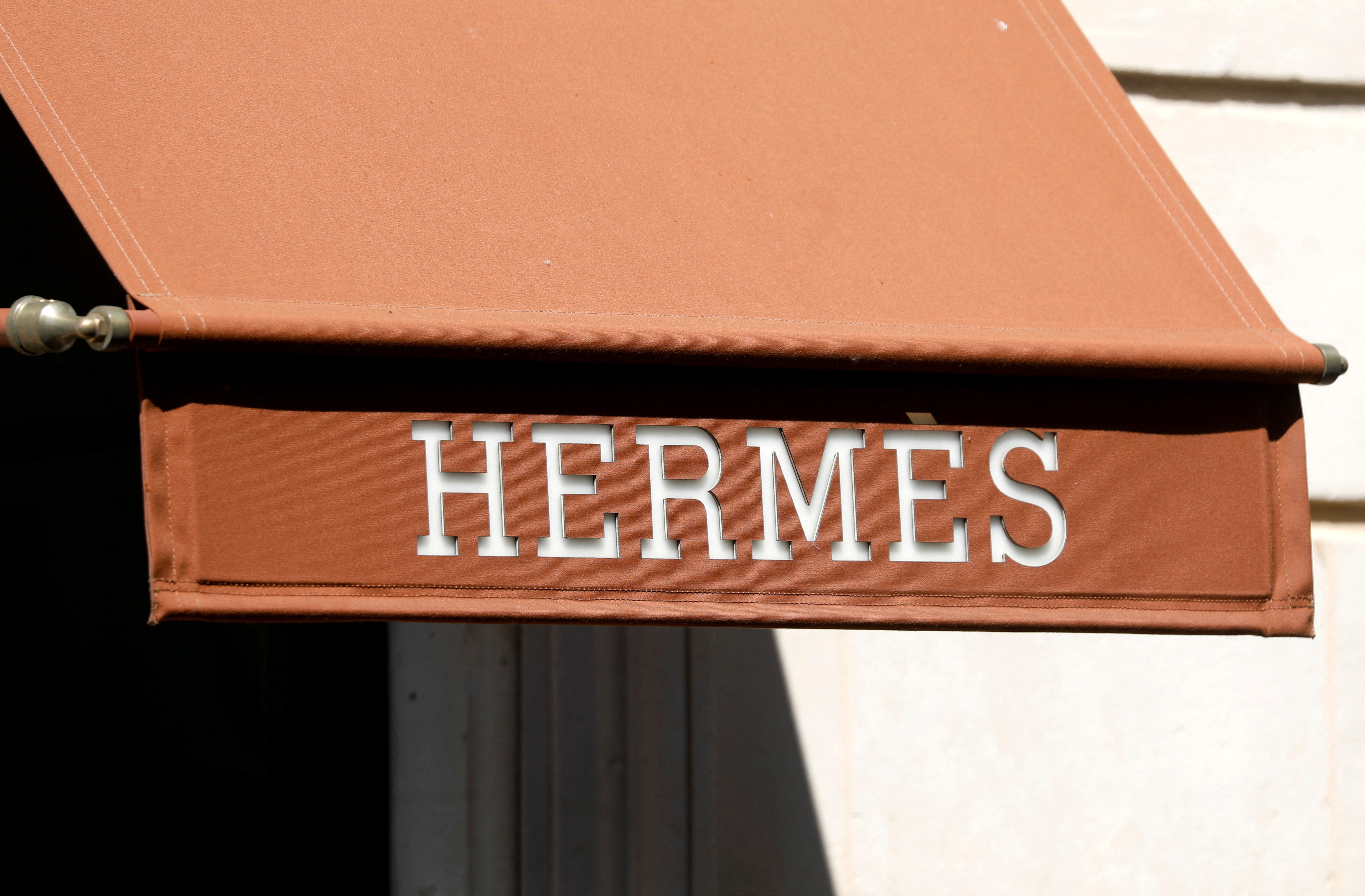 El logotipo de Hermes se ve en una tienda en París, Francia, 24 de abril de 2020.  REUTERS/Charles Platiau/Archivo