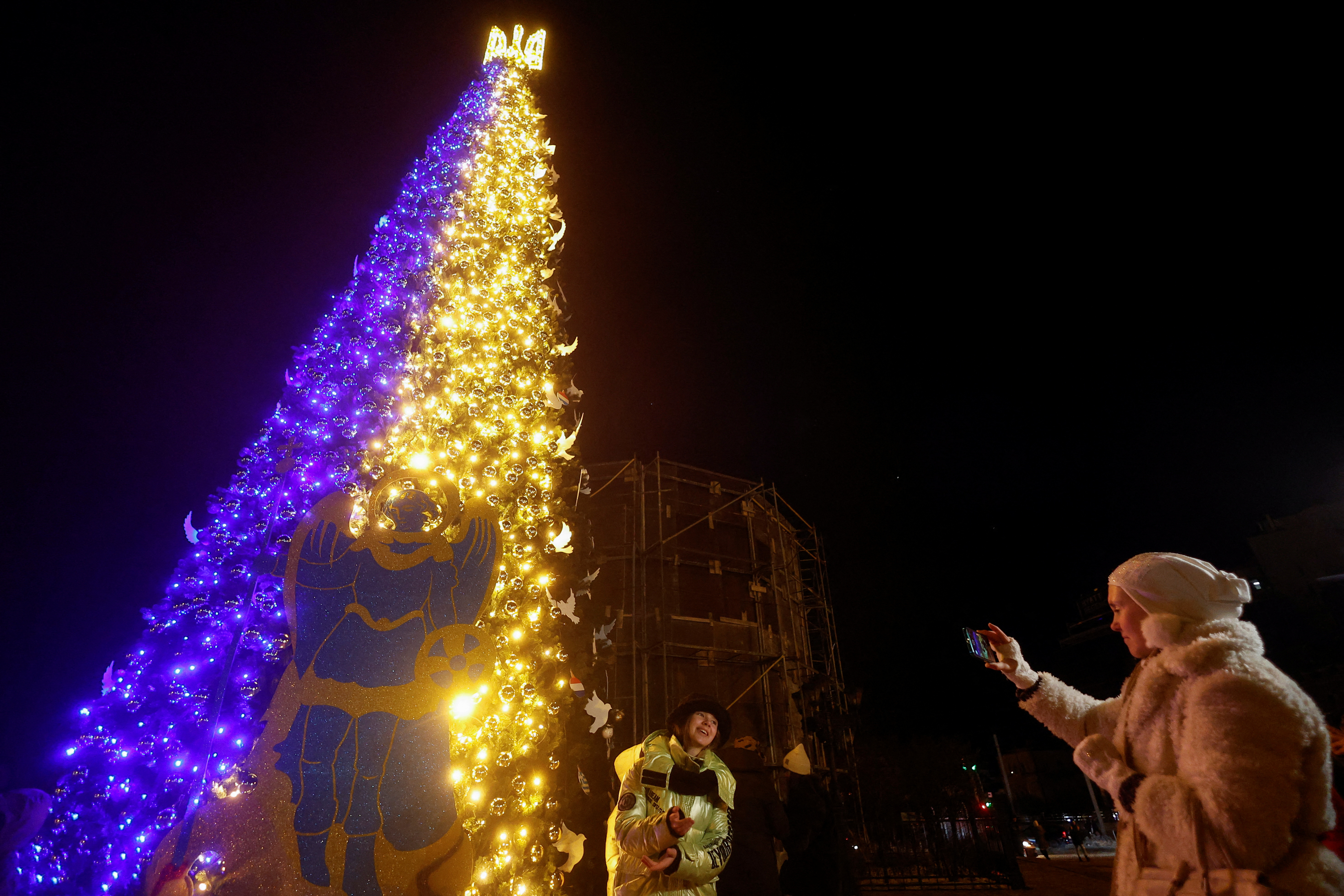 El alcalde de Kiev inauguró un árbol de Navidad y dijo que Rusia no le  robará las fiestas a los niños ucranianos - Infobae
