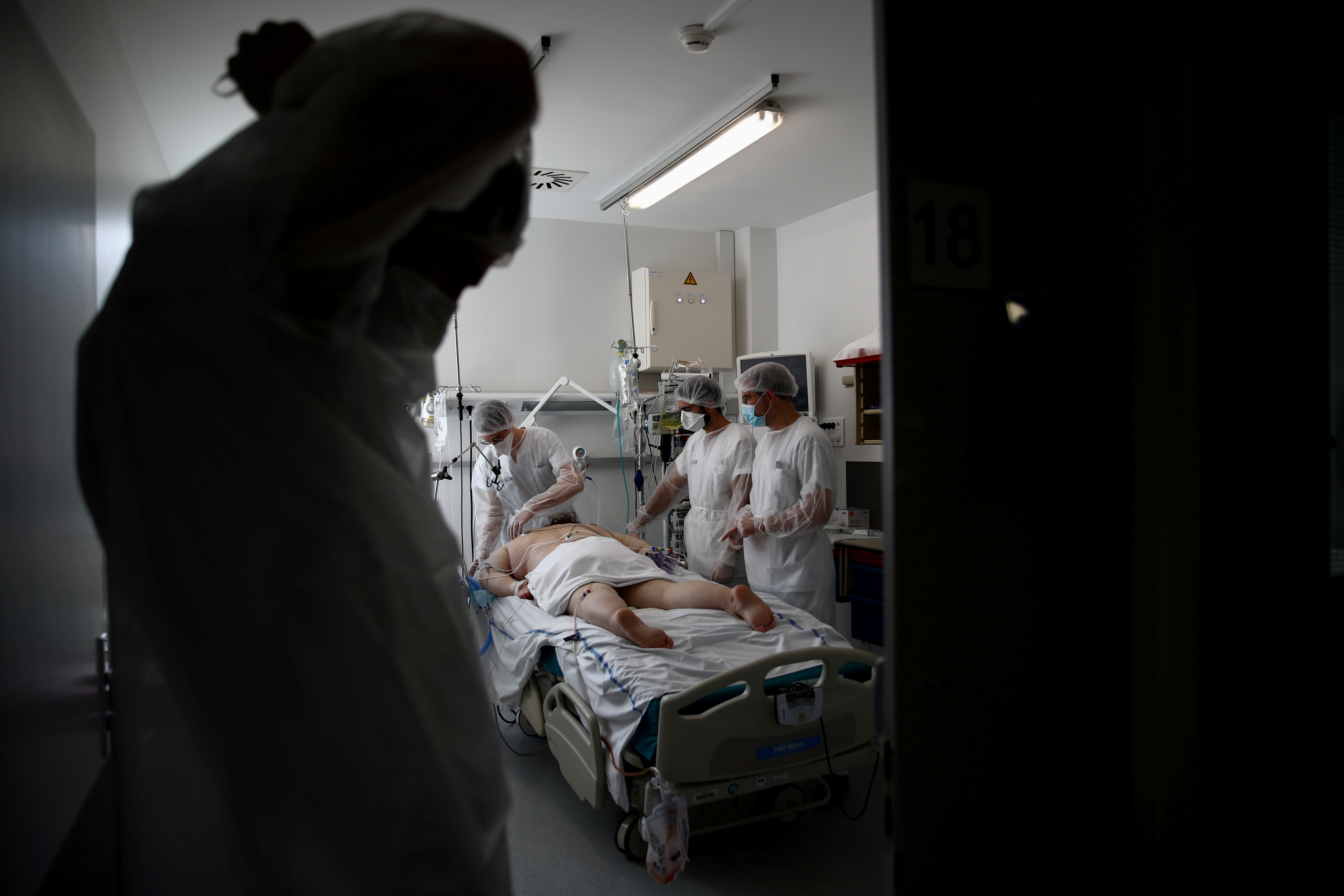 Un paciente en una unidad de terapia intensiva del hospital Robert Ballanger de Aulnay-sous-Bois cerca de Paris (REUTERS/Gonzalo Fuentes)