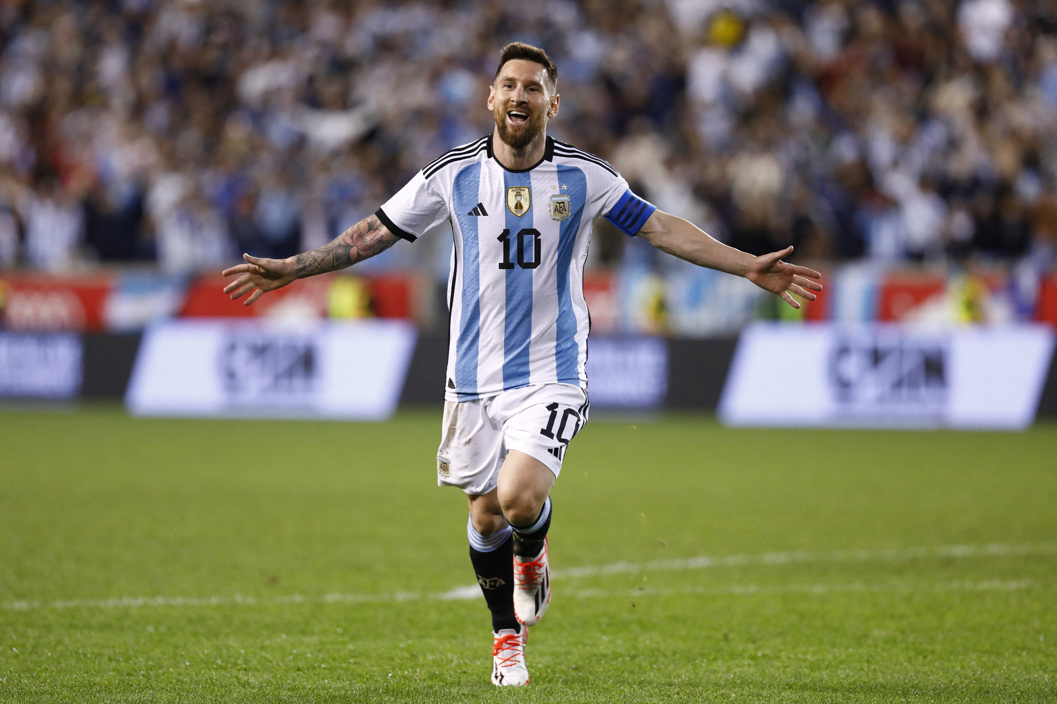 Lionel Messi alcanzó los 100 triunfos con la camiseta albiceleste (AFP)